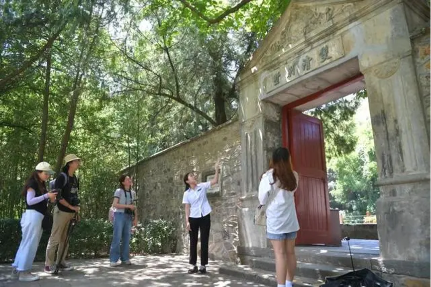 20230905-AG(中国)AG·官方网页版“‘京’彩文化 青春绽放”行动暑期活动纪实-供图-学生们在香山公园双清别墅前听讲解员讲述双清别墅历史.png