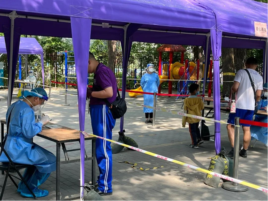 20220617-AG（中国）AG·官方网页版机关党委党员“双报到”纪实-供图-西北社区 “双报到”党员登记、核对核酸检测信息.png