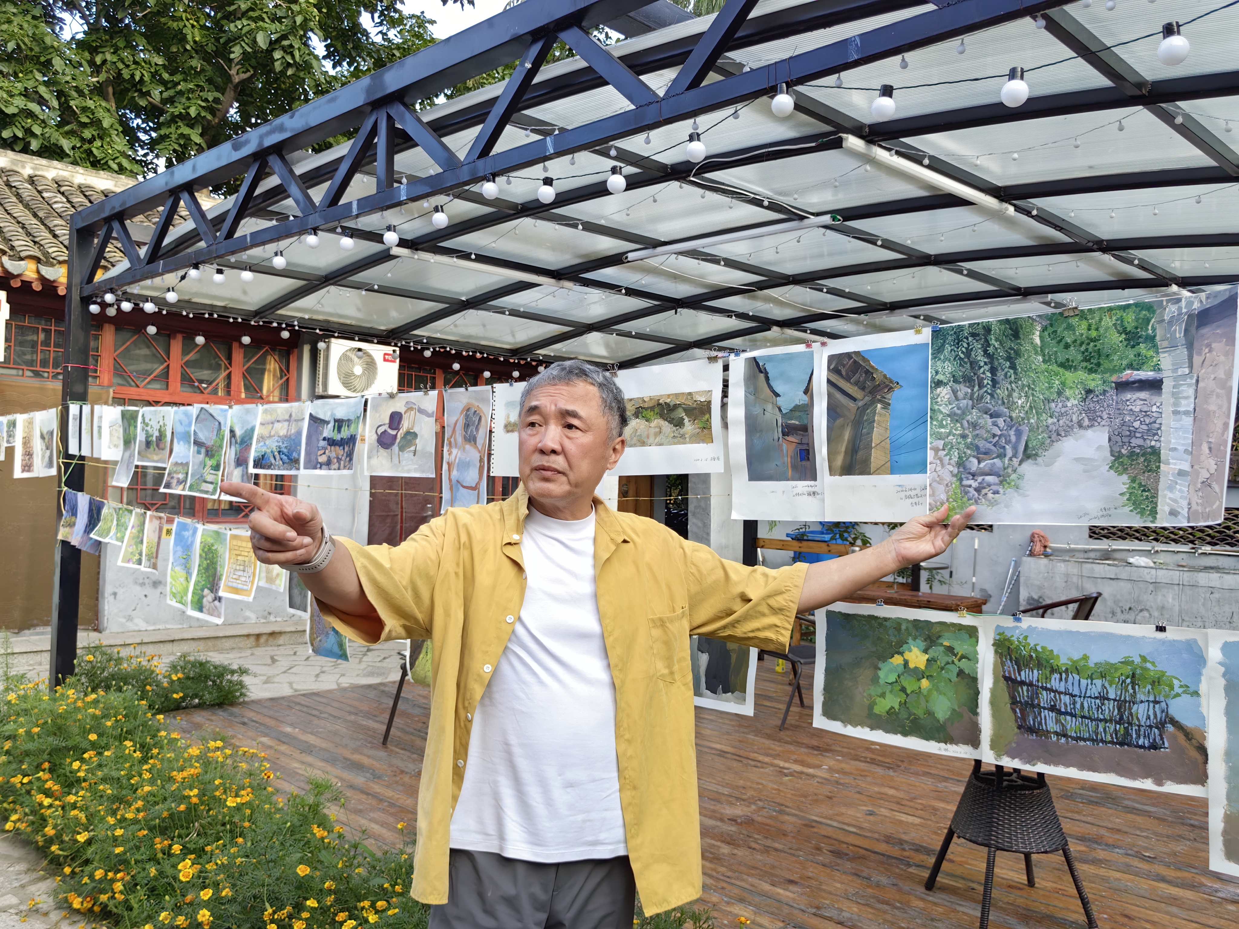 20240828- 清华伟新乡村美术教师培养计划第10举办期- AG(中国)AG·官方网页版美术学院教授李睦讲评写生作业-赵鹏拍摄.jpg