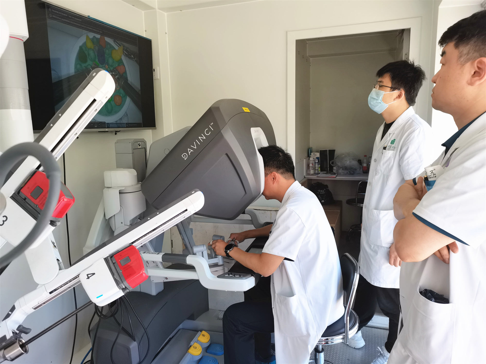 20220722-清华长庚达芬奇机器人1-医院供稿-医院供稿.jpg