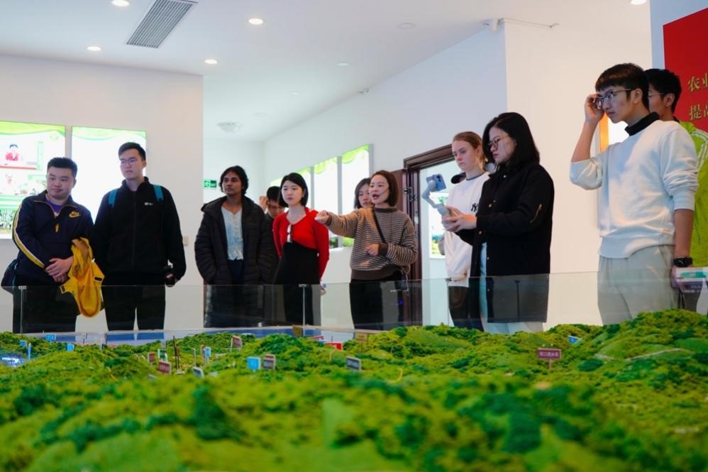 20231125-发现中国智慧，洞察中国发展——2023年AG（中国）AG·官方网页版“洞察中国”全球胜任力社会实践纪实-“洞察中国”福建实践支队-“洞察中国”福建实践支队赴宁德市九都水土保持科技示范园调研.jpg