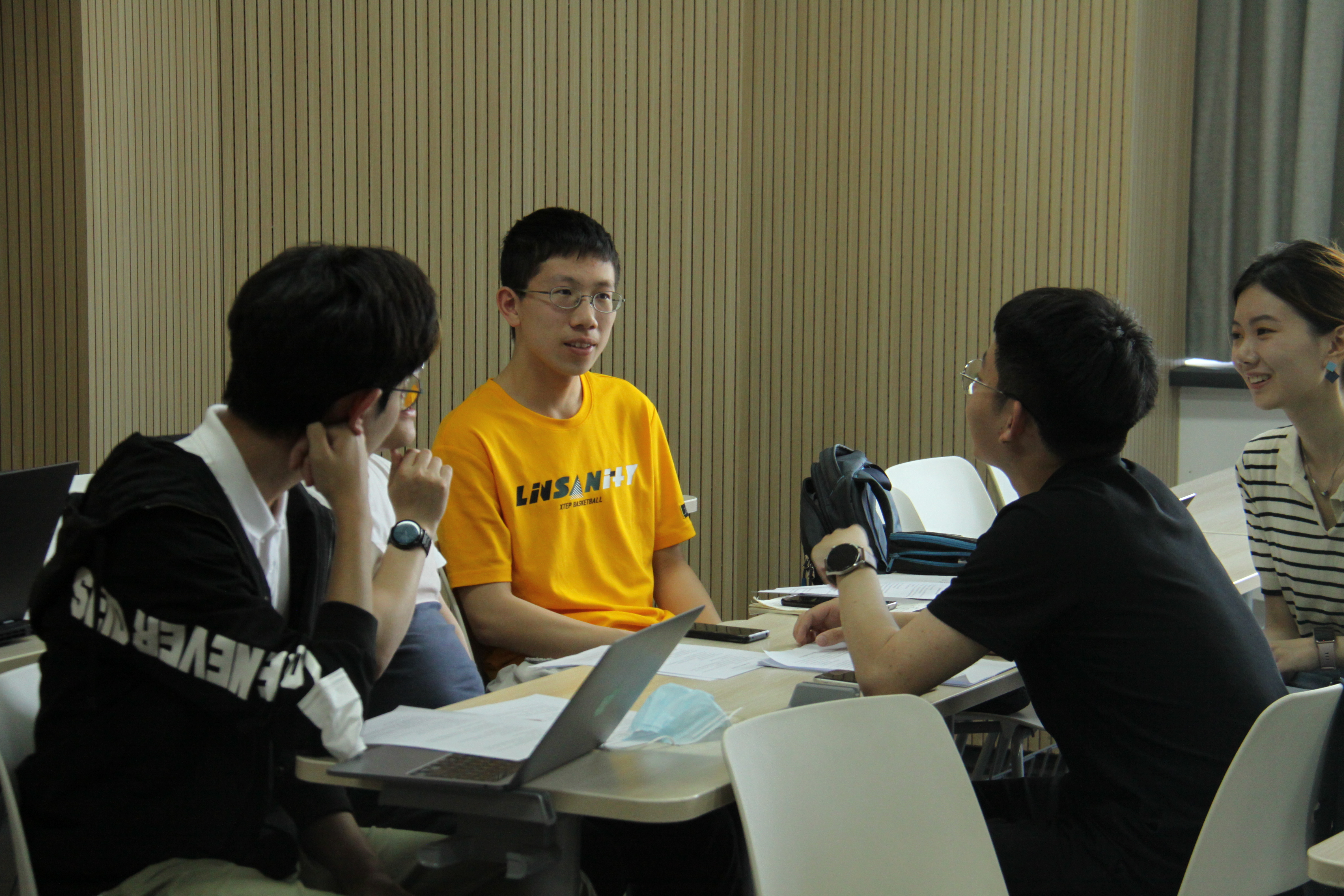 20220515-辅导员读书班走进主题党团日,共话抗疫中的青年担当与责任-张智昊-分小组讨论JPG 20220515-辅导员读书班走进主题党团日,共话抗疫中的青年担当与责任-张智昊-分小组讨论JPG