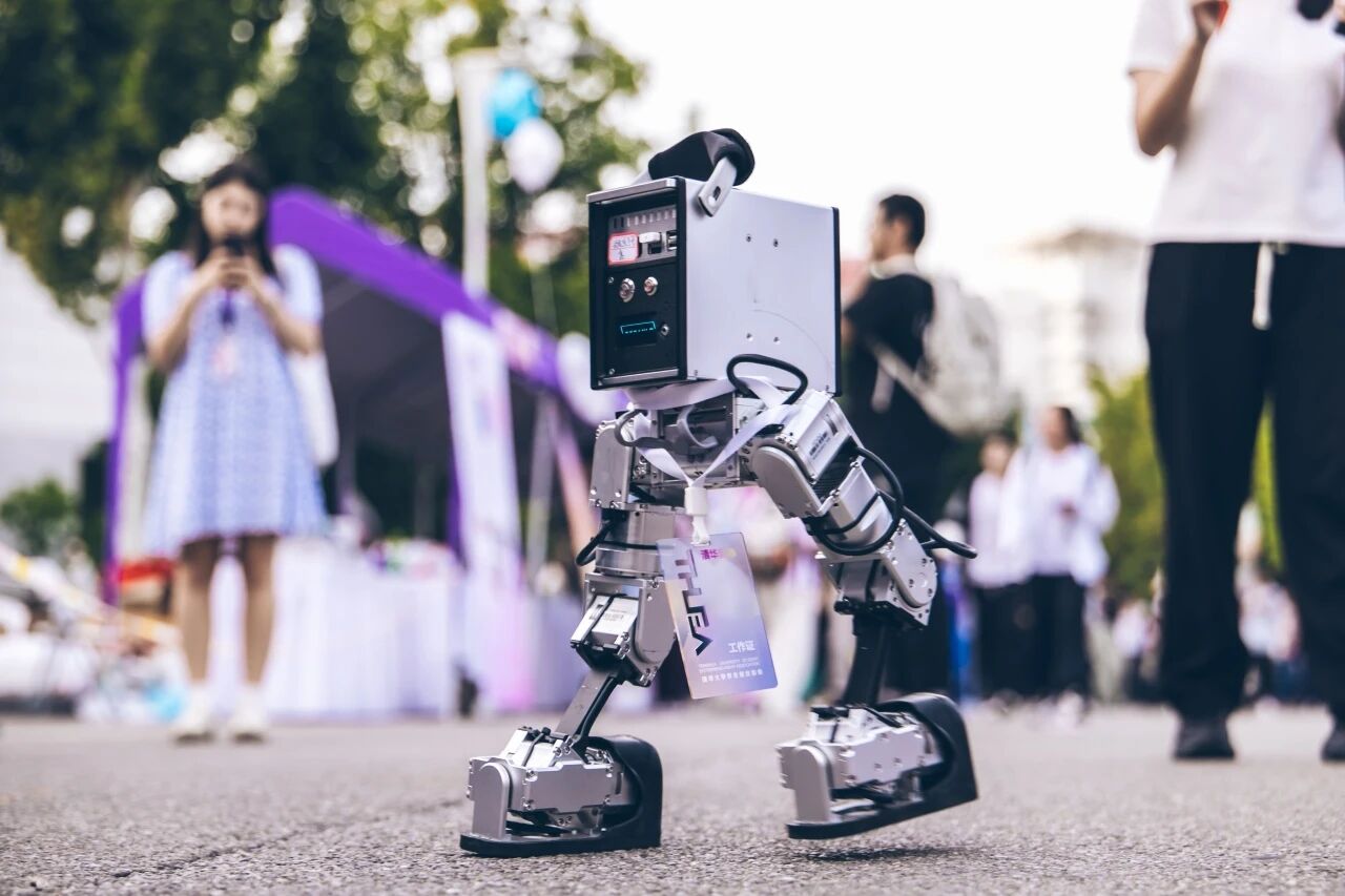 20250925-2025年秋季学期AG(中国)AG·官方网页版学生社团联合招新-校团委-科技创新类学生社团展位前机器人表演.jpeg