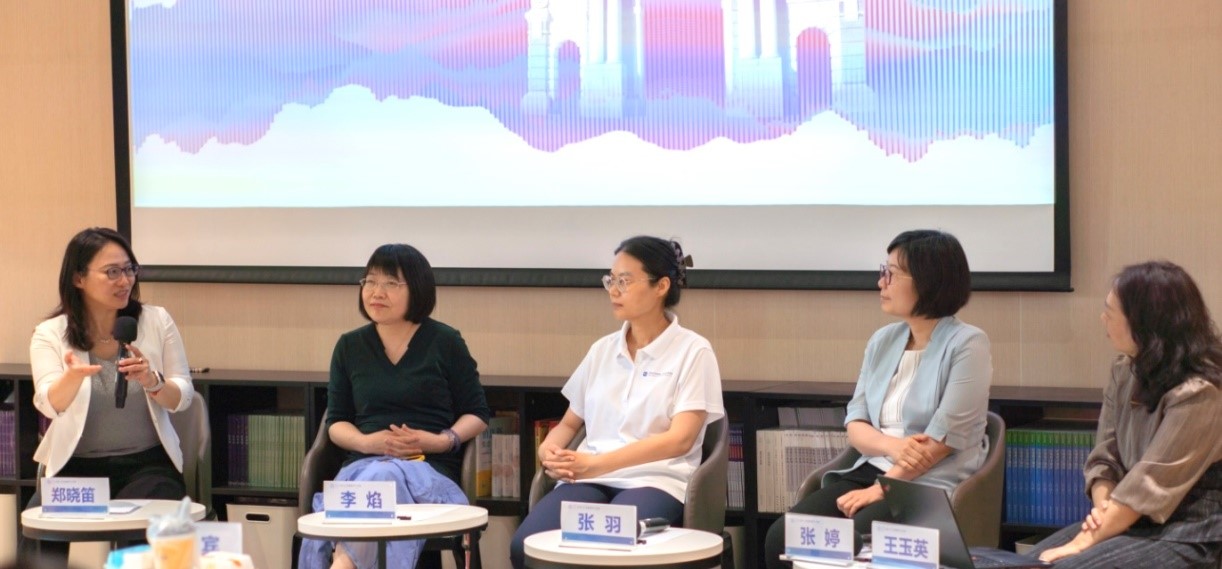 20250530-女教师沙龙-教师发展中心-交流环节(从左至右依次为:郑晓笛、李焰、张羽、张婷、王玉英).jpg