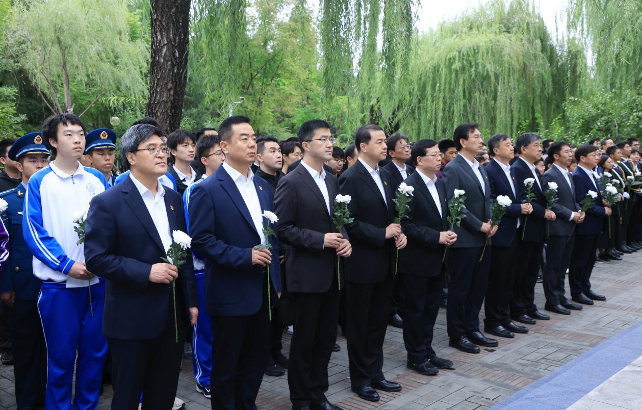 20240930-2024年烈士纪念日AG(中国)AG·官方网页版祭扫活动举行校领导献花环节-研工部-照片.jpg