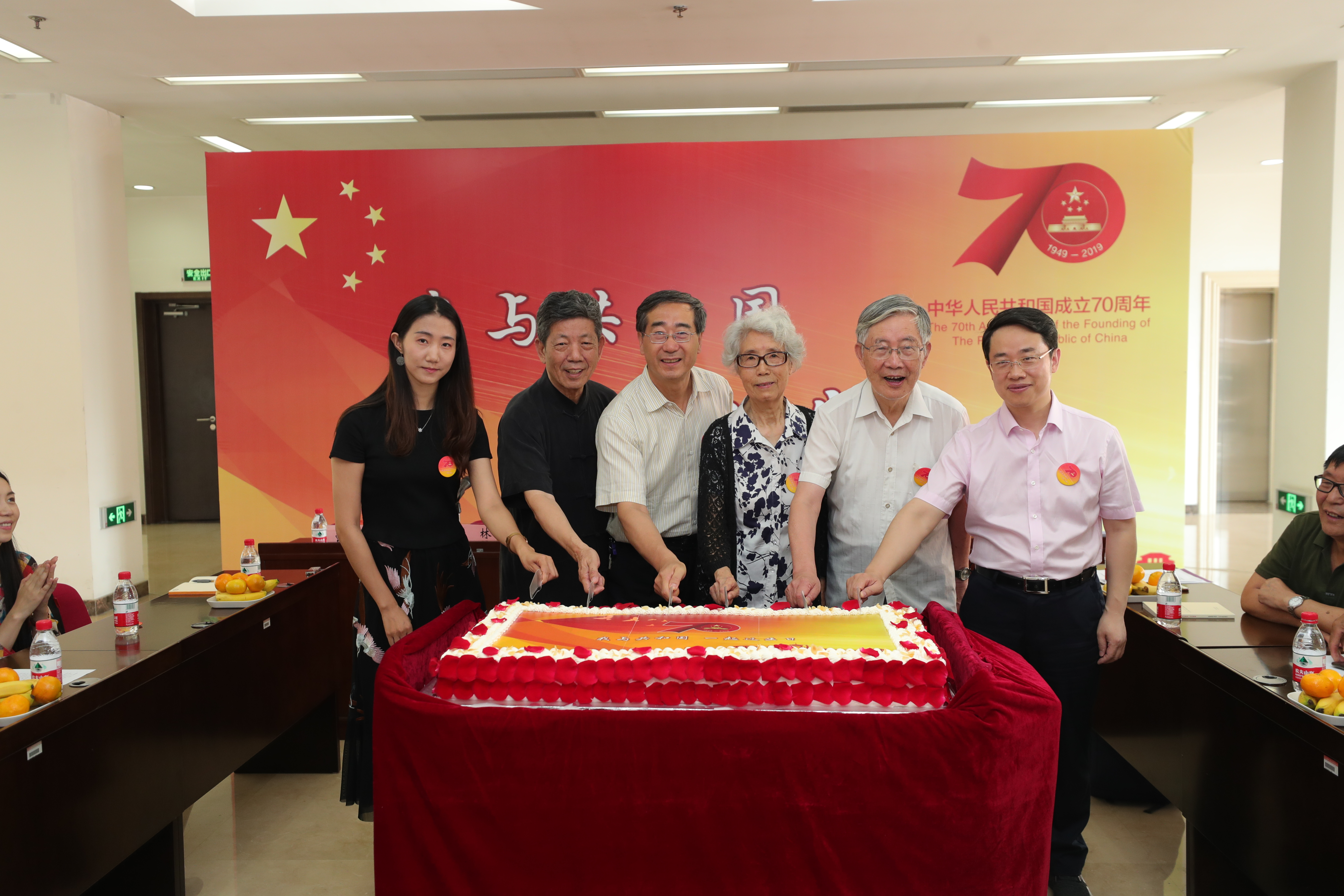 3. 姜胜耀、方惠坚、郭黛姮、彭林、王亚华、吴熙共同切蛋糕.JPG