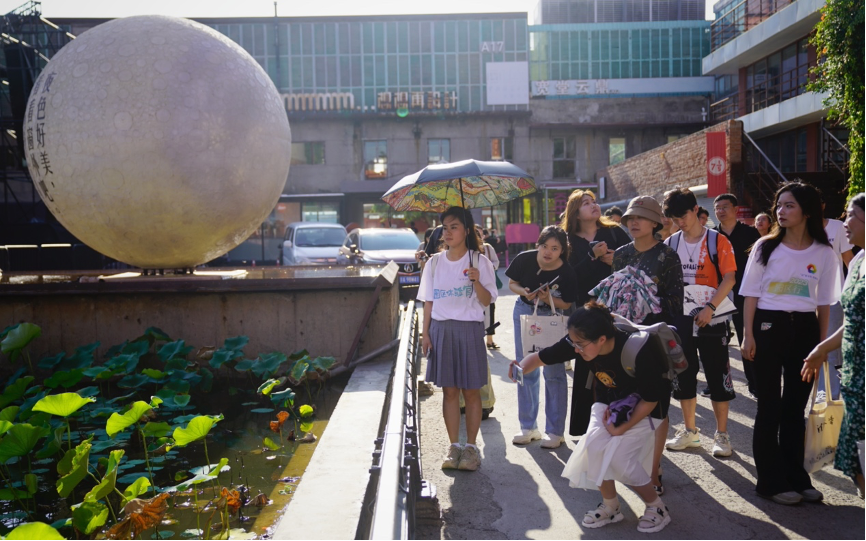 20230905-AG(中国)AG·官方网页版“‘京’彩文化 青春绽放”行动暑期活动纪实-供图-“园区行”团队在751园区参观调研.png