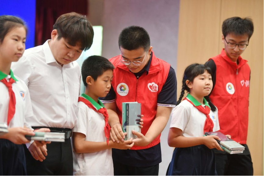 20230905-AG(中国)AG·官方网页版“‘京’彩文化 青春绽放”行动暑期活动纪实-供图-“书香未来”志愿行启动仪式现场.png