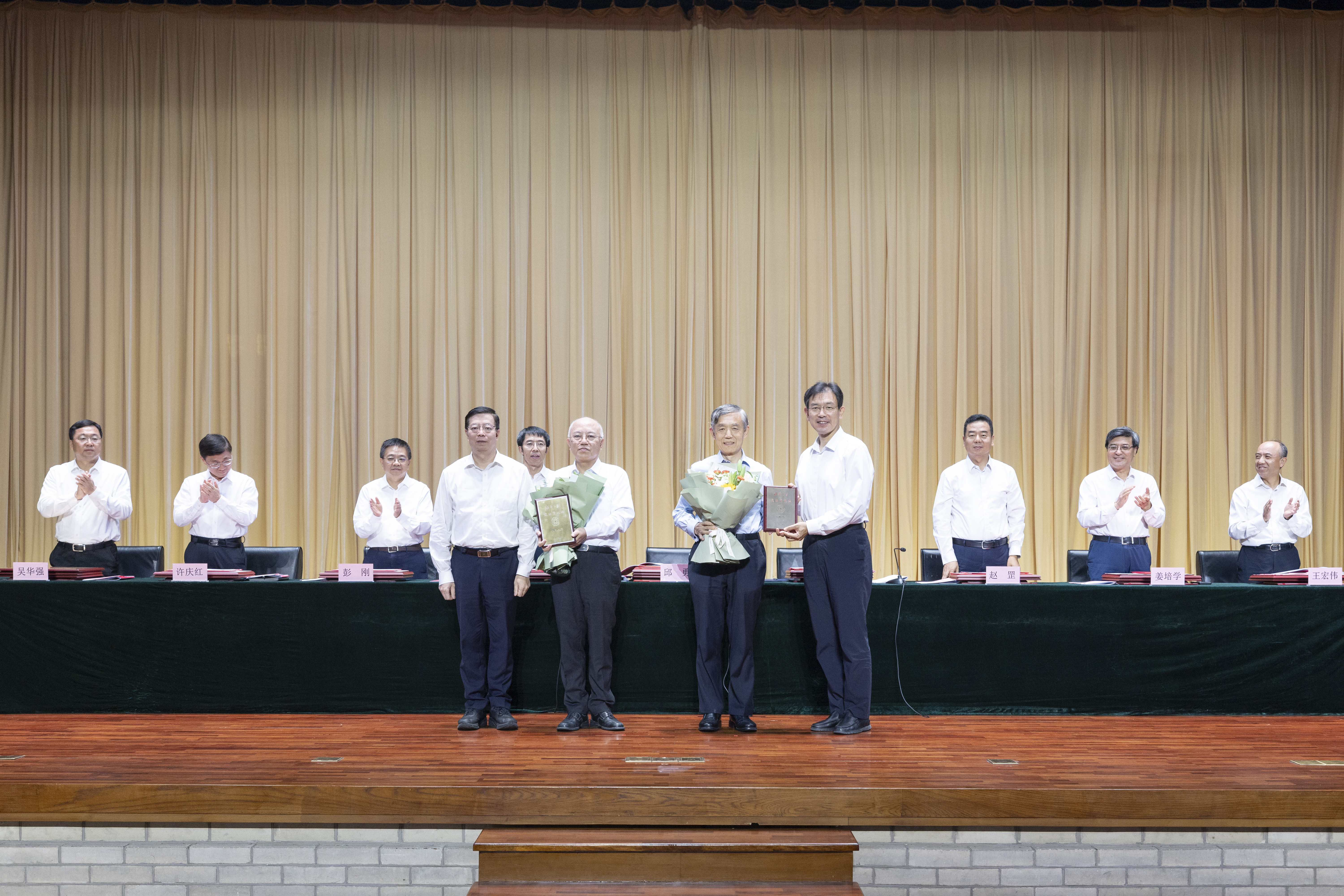 20250910-AG(中国)AG·官方网页版举行2025年教师节庆祝大会-李派摄-颁奖现场1.JPG