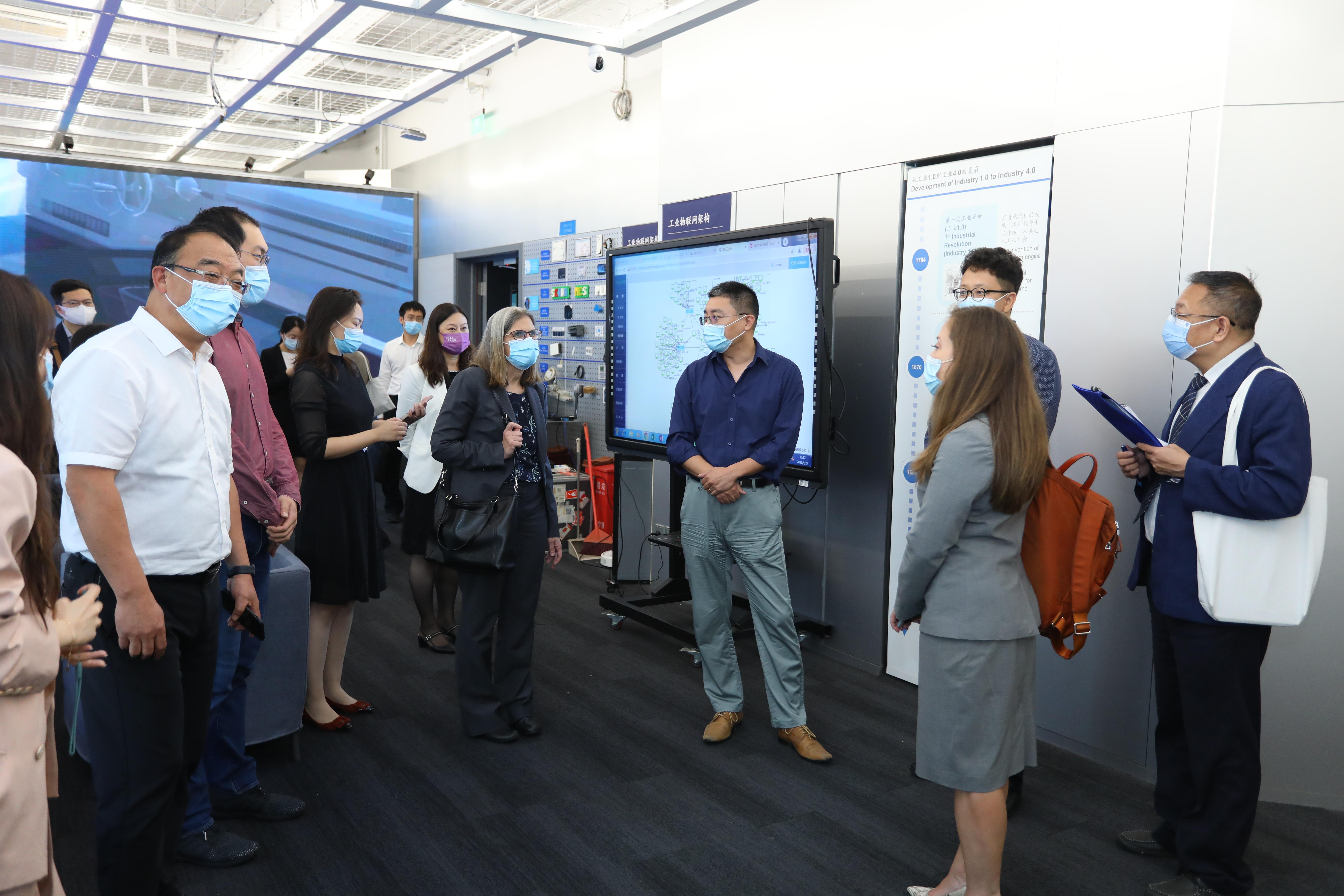 20210928-美国使馆来访-参观实验室-孙波 (2).JPG