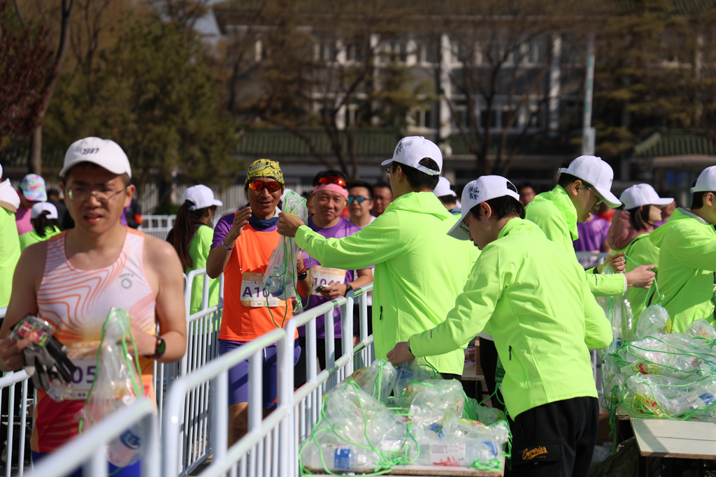 20250406-海淀马拉松志愿服务-志愿-完赛物资发放.png