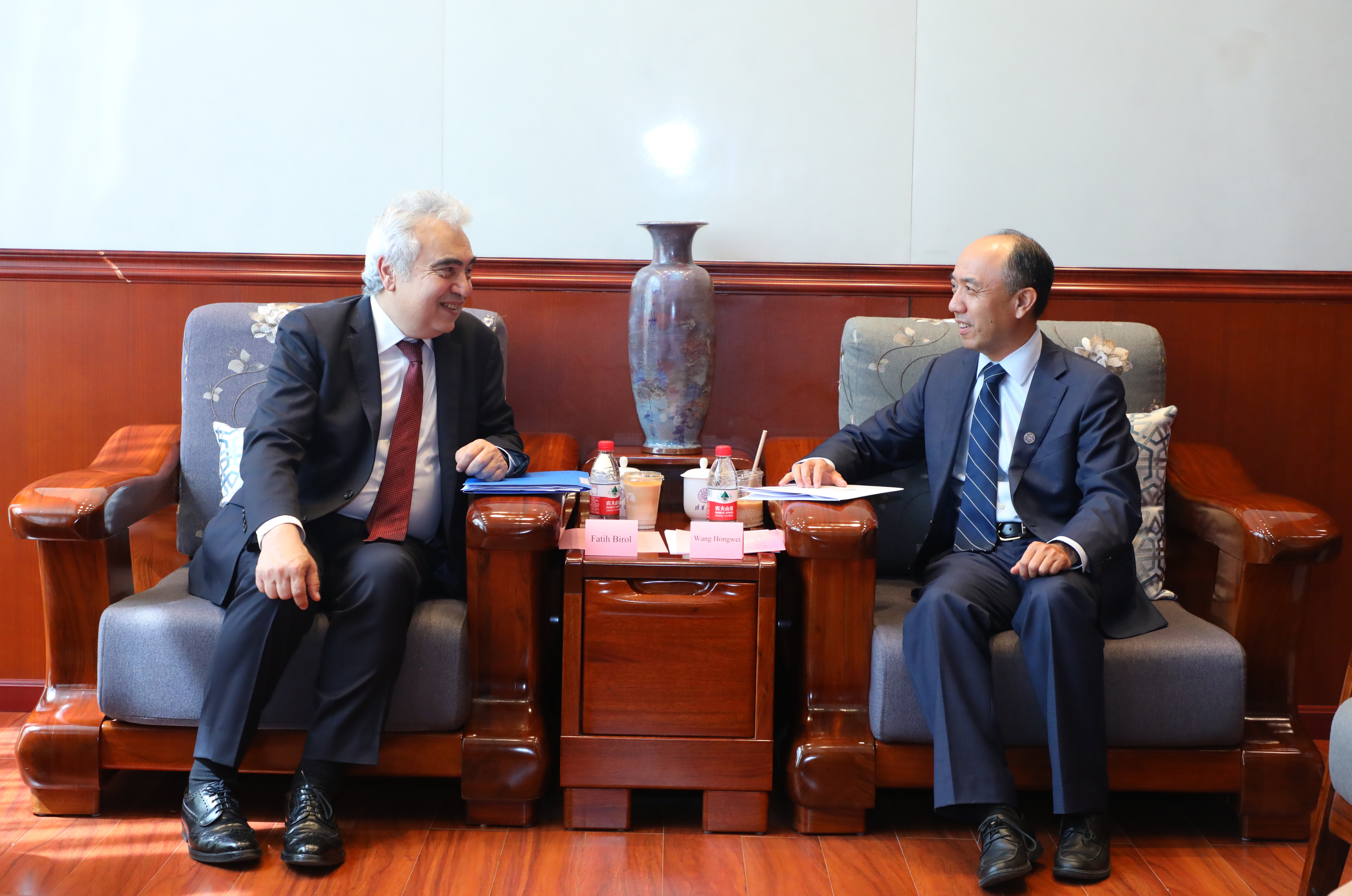20230713-国际能源署署长法提赫·比罗尔访问AG(中国)AG·官方网页版并作报告-佳艺摄影-王宏伟会见国际能源署署长比罗尔.jpg