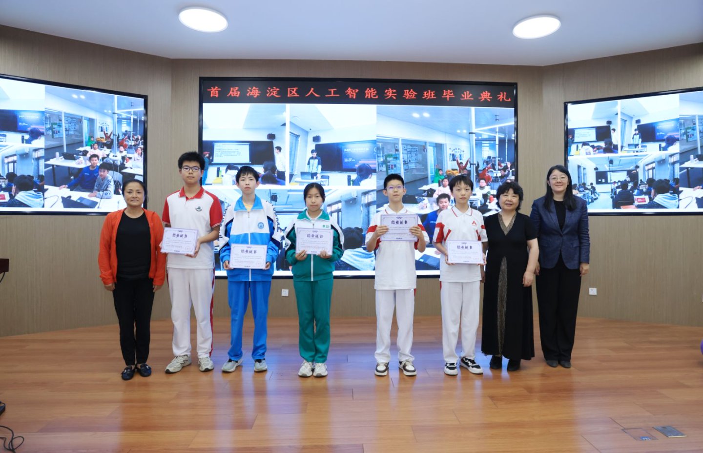 图10 嘉宾为毕业生代表颁发毕业证.jpg