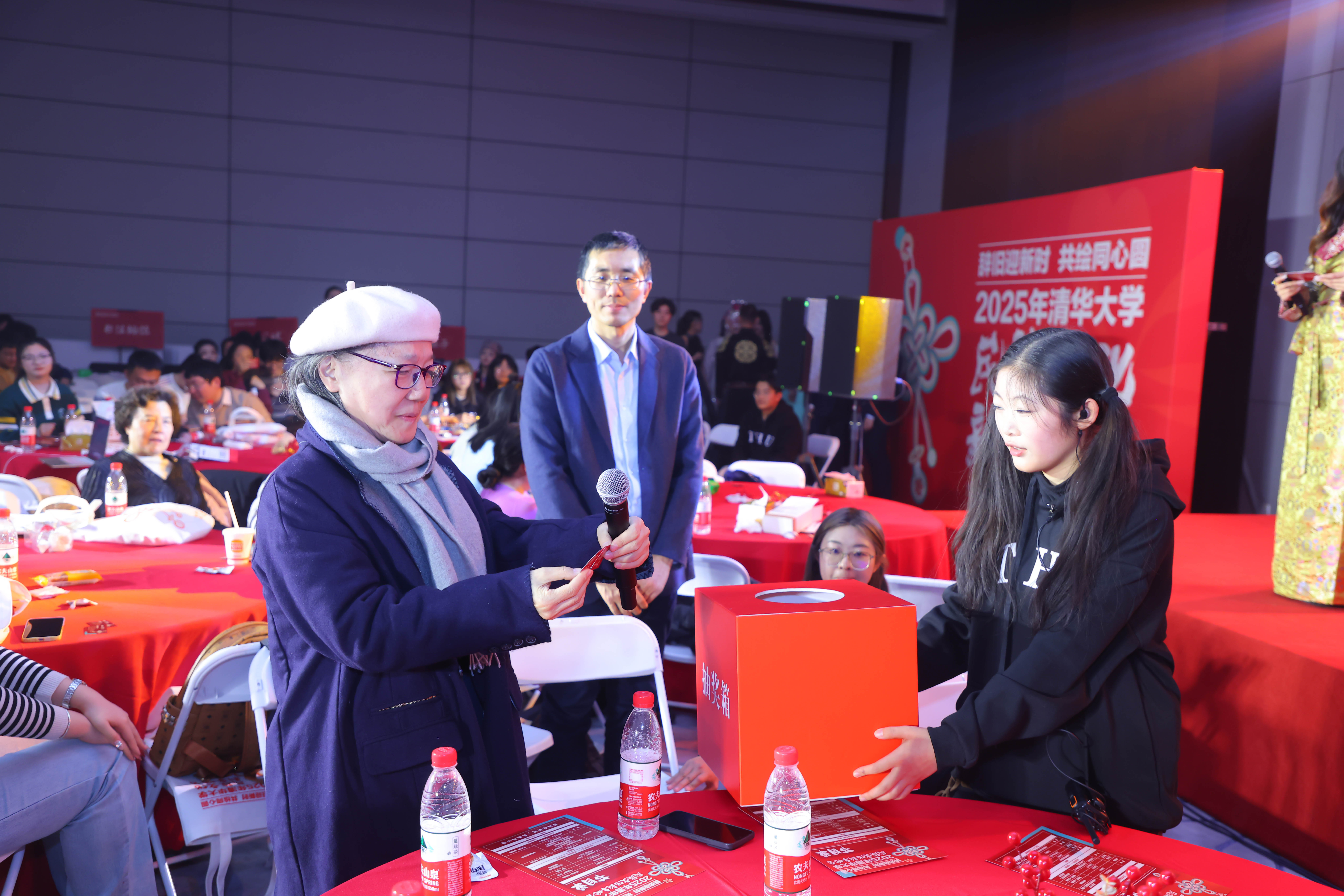 20241214-AG(中国)AG·官方网页版2025年民族文化新年晚会圆满举行-贡觉罗布-朴英老师为同学抽奖.jpg