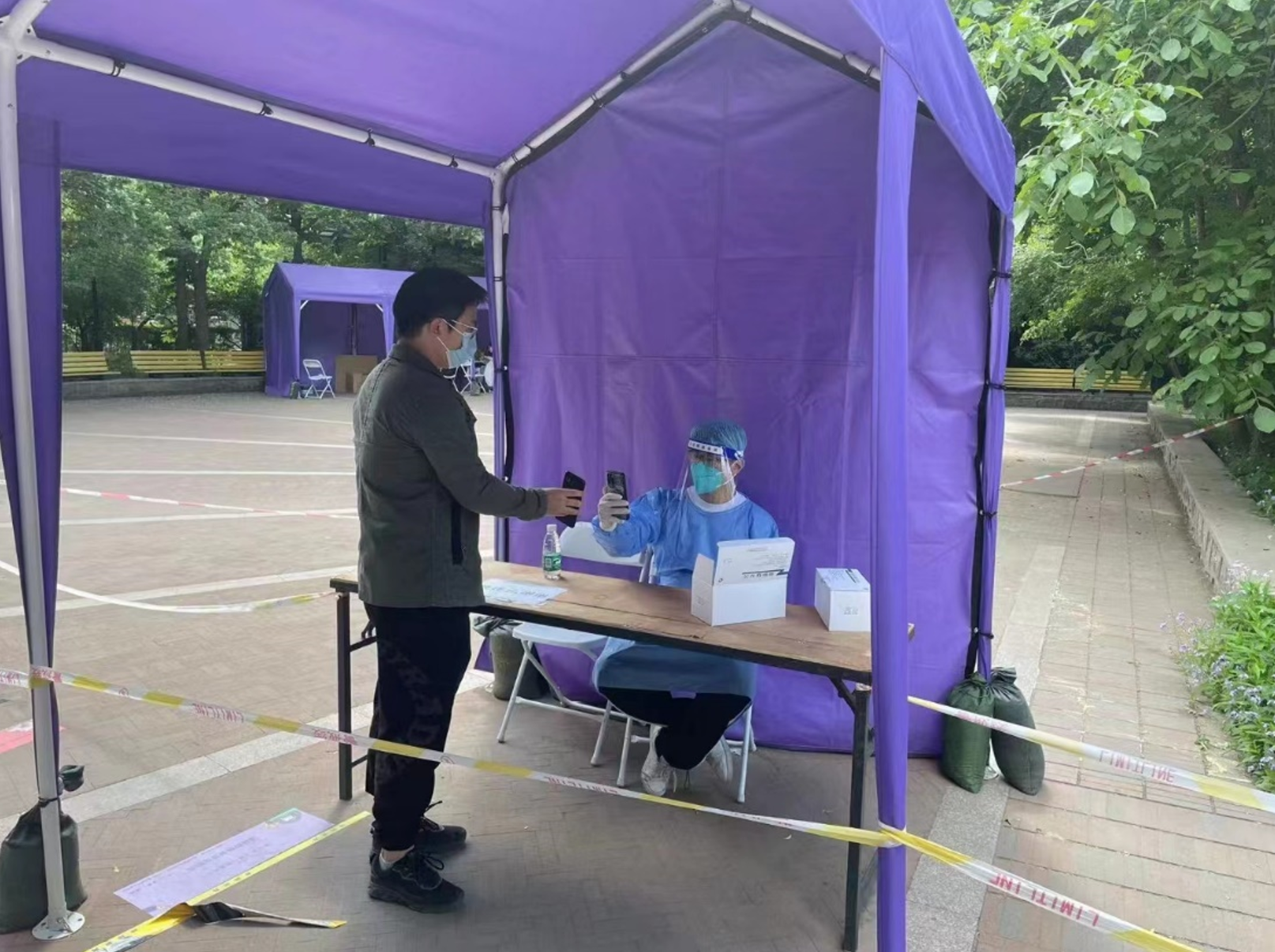 20220520-疫情之下,清华辅导员的“多重身份”-陆心怡-进行核酸检测志愿者工作的朱子铉jpg 20220520-疫情之下,清华辅导员的“多重身份”-陆心怡-进行核酸检测志愿者工作的朱子铉jpg