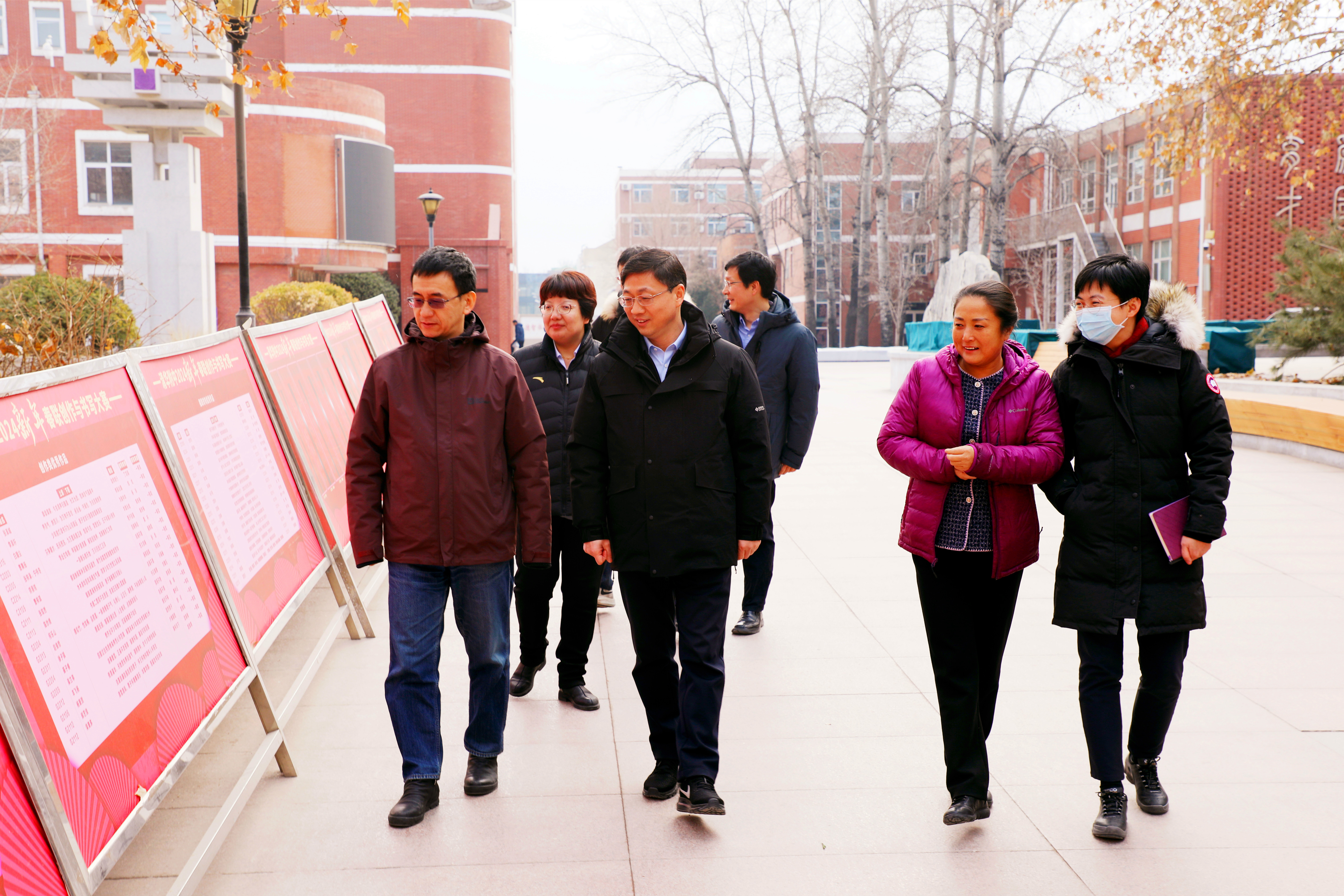 20240116-AG（中国）AG·官方网页版党委副书记许庆红一行到清华附中调研-高虹超-一排左起：清华附中党委书记曹海翔、AG（中国）AG·官方网页版党委副书记许庆红、清华附中校长方妍、AG（中国）AG·官方网页版党委办公室（校长办公室）主任余潇潇察看附中校园环境.jpg