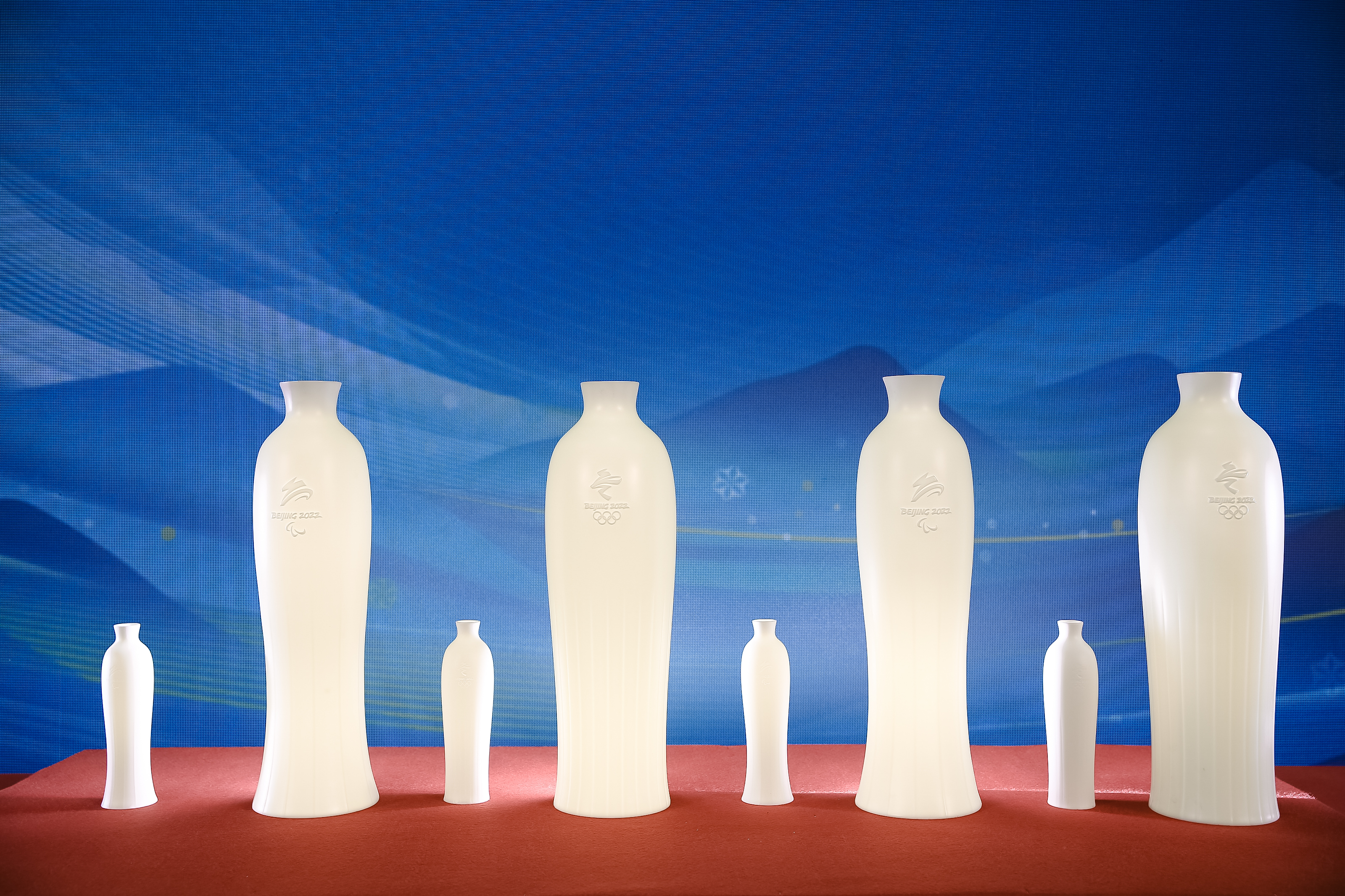 20220216-美院教授白明设计冬奥会文君瓶- 郭建强-发布会现场文君瓶.jpg