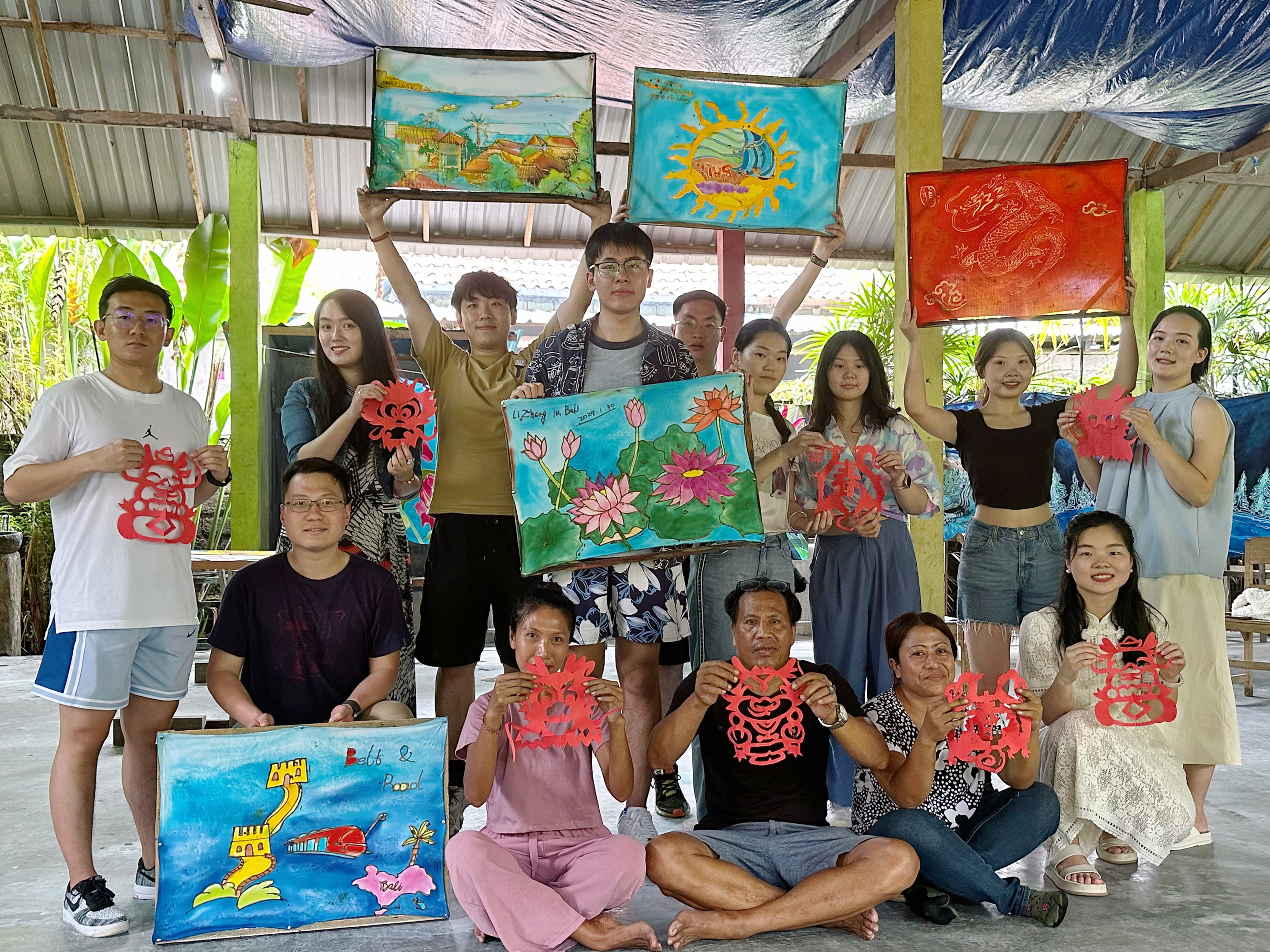 20240308-奔赴四海铸实践真知 对话世界立时代潮头——2024年AG（中国）AG·官方网页版“知行计划”研究生骨干海外实践纪实-东南亚实践支队-支队成员与当地民众共同完成蜡染和剪纸.jpg