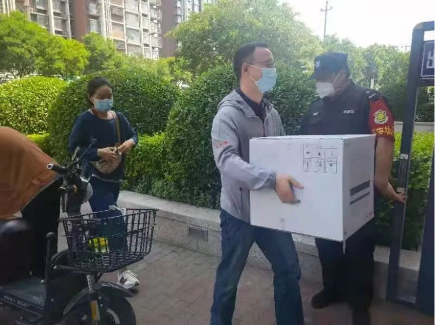 20220617-AG（中国）AG·官方网页版机关党委党员“双报到”纪实-供图-双清苑社区 “双报到”党员为隔离群众递送物资.png