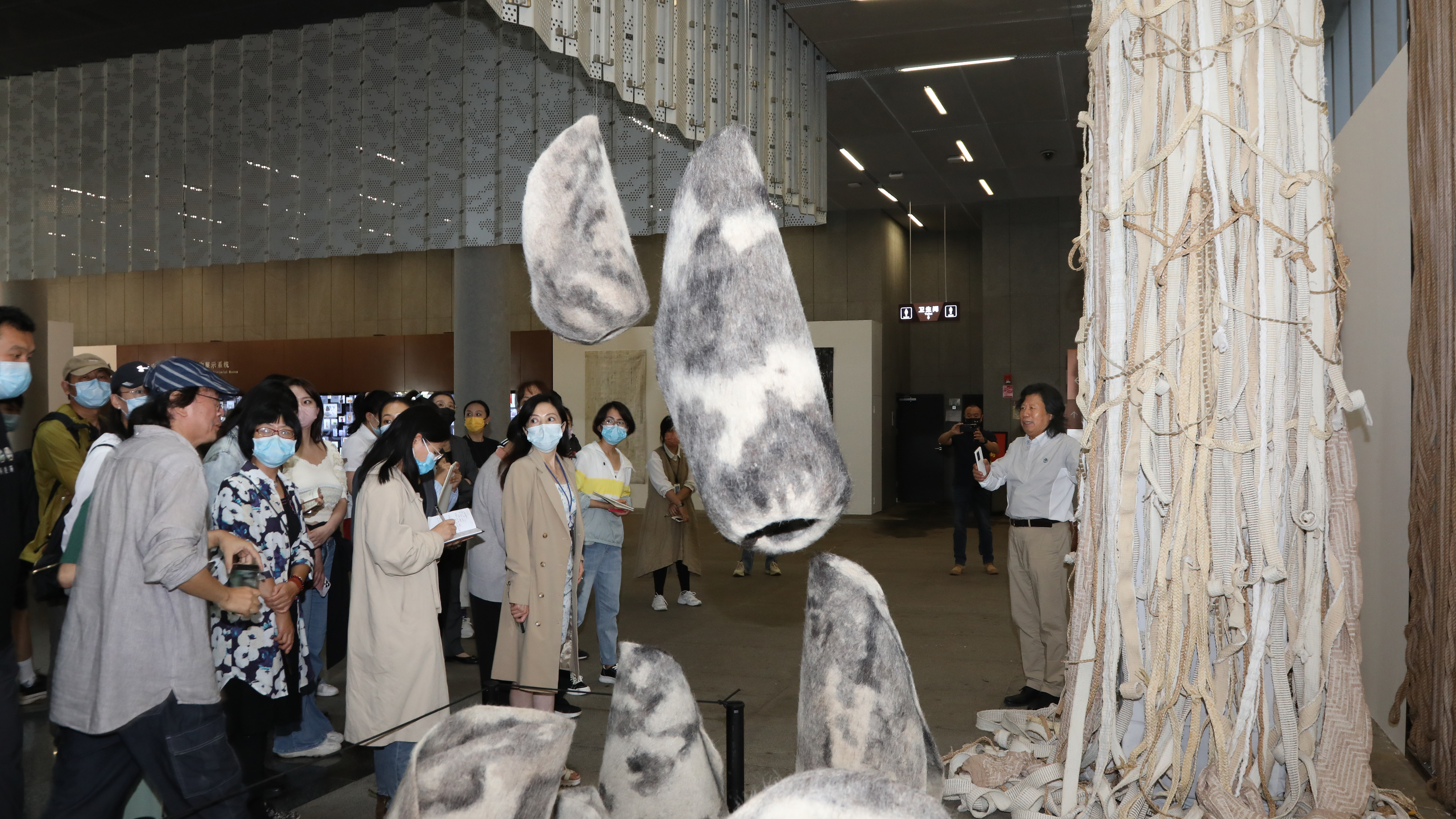 20220914-“从洛桑到北京”第十二届国际纤维艺术双年展-项目组-展览现场:林乐成教授为云南省博物馆讲解员授课.jpeg 20220914-“从洛桑到北京”第十二届国际纤维艺术双年展-项目组-展览现场:林乐成教授为云南省博物馆讲解员授课.jpeg