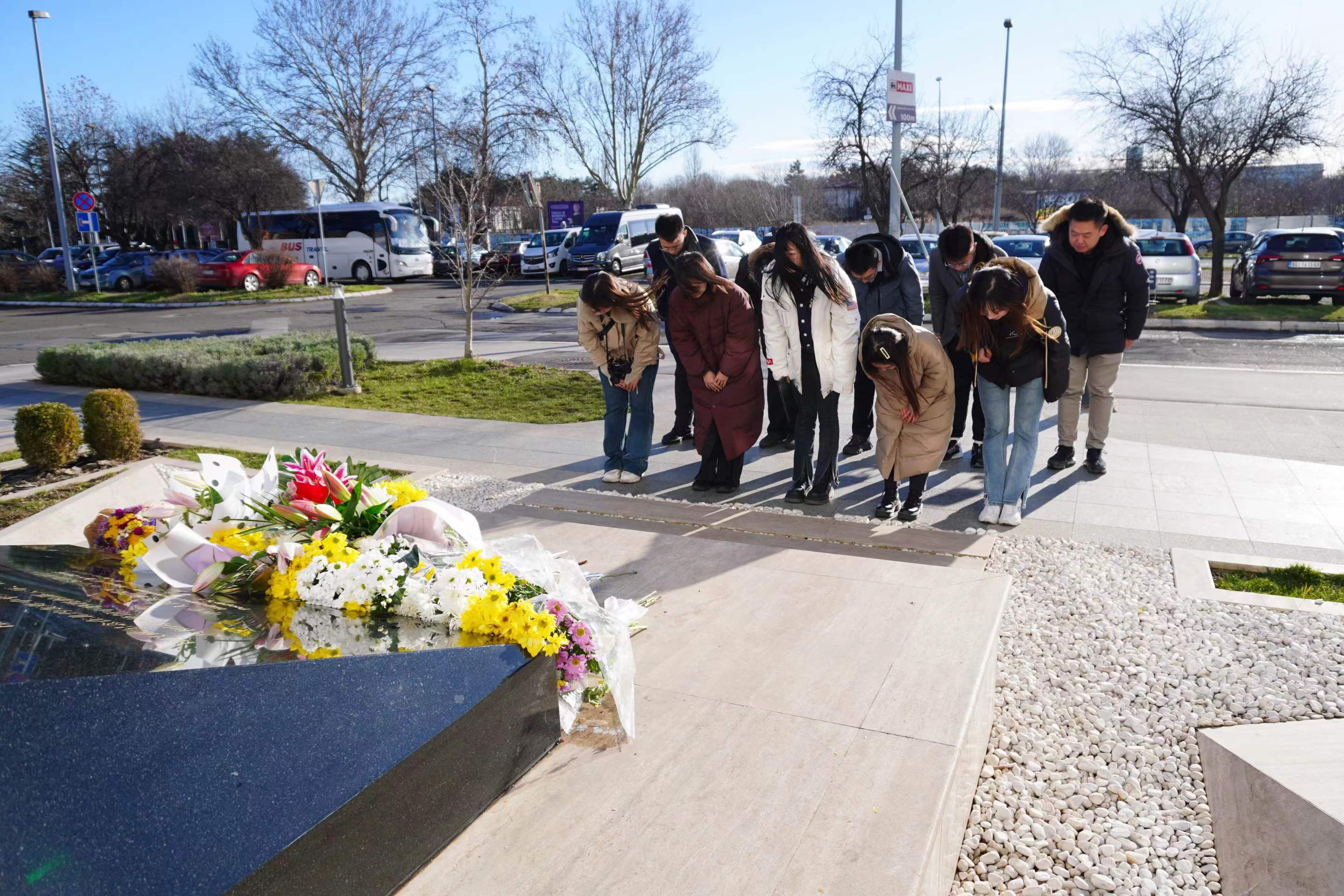 20240308-奔赴四海铸实践真知 对话世界立时代潮头——2024年AG（中国）AG·官方网页版“知行计划”研究生骨干海外实践纪实-中东欧实践支队-支队成员在中国驻前南斯拉夫大使馆遗址缅怀烈士.jpg