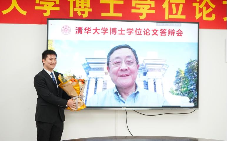 20200519-网络研究院学生毕业答辩-李想-网络研究院博士生陆超逸在答辩会结束后为导师吴建平院士“云献花”.png