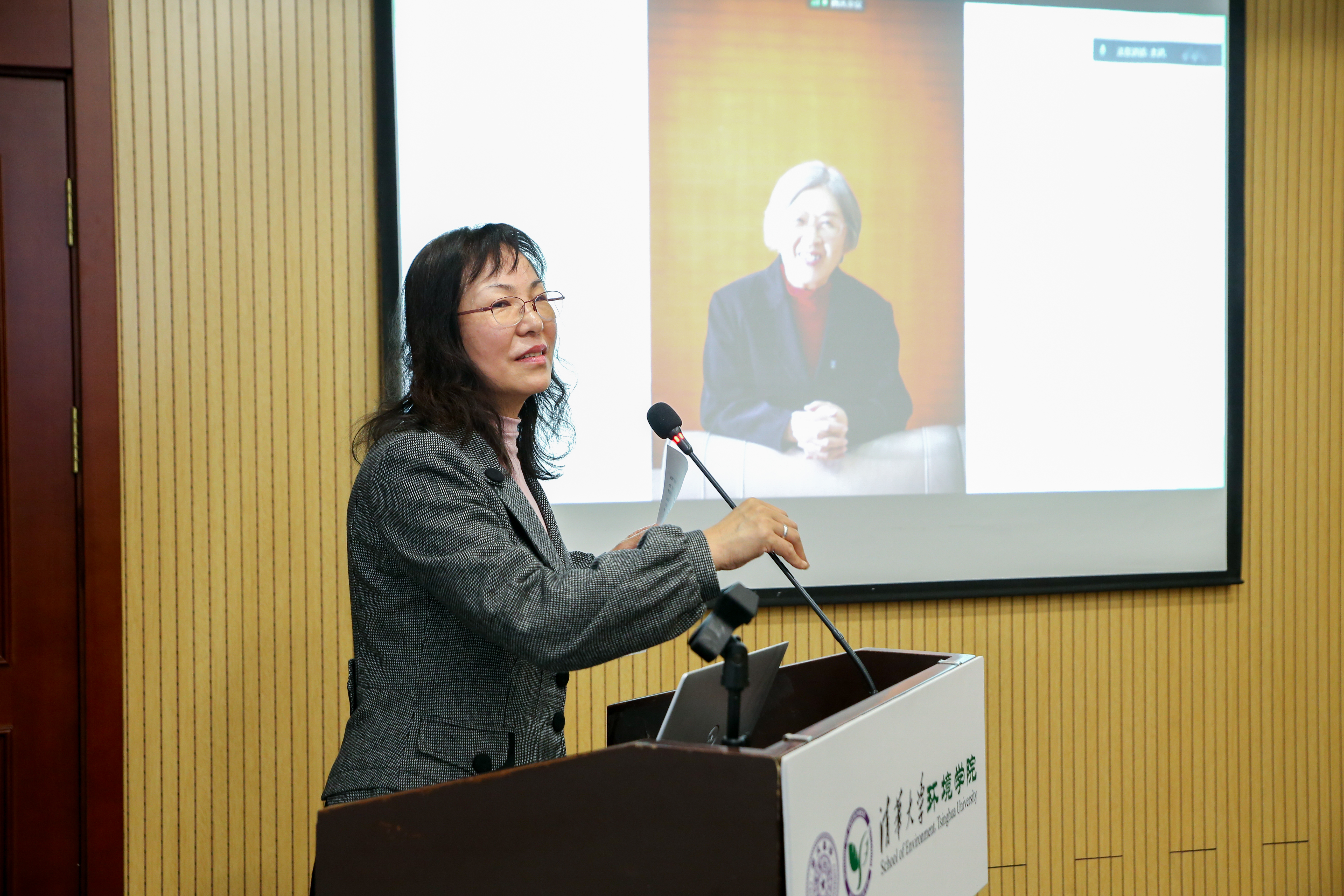 20211218-第五届钱易环境奖颁奖暨获奖者学术成果报告会在京举行-拍摄者不详-文湘华代钱易院士向获奖同学致辞.jpg