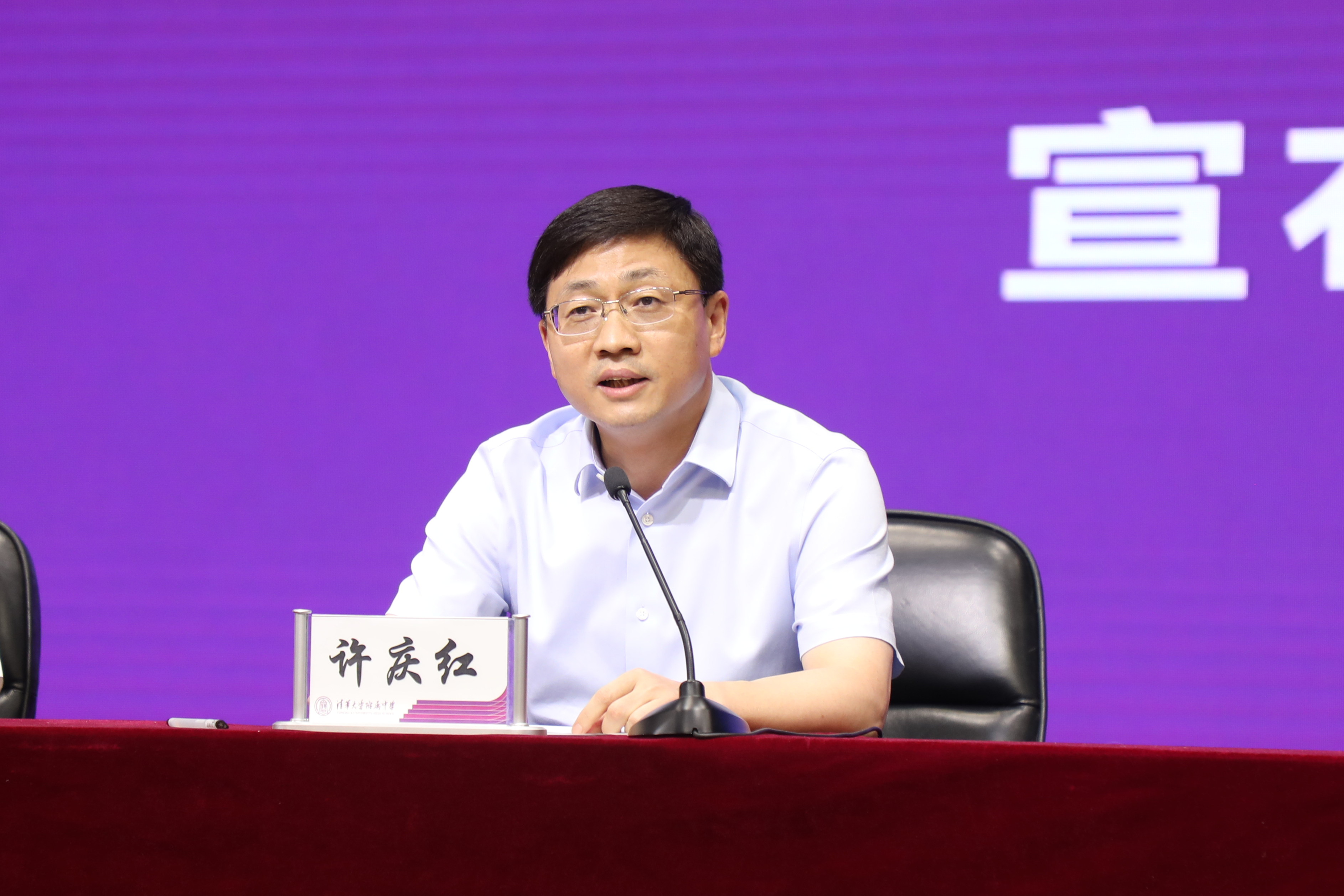 图:许庆红宣读干部任免决定.jpg 图:许庆红宣读干部任免决定.jpg