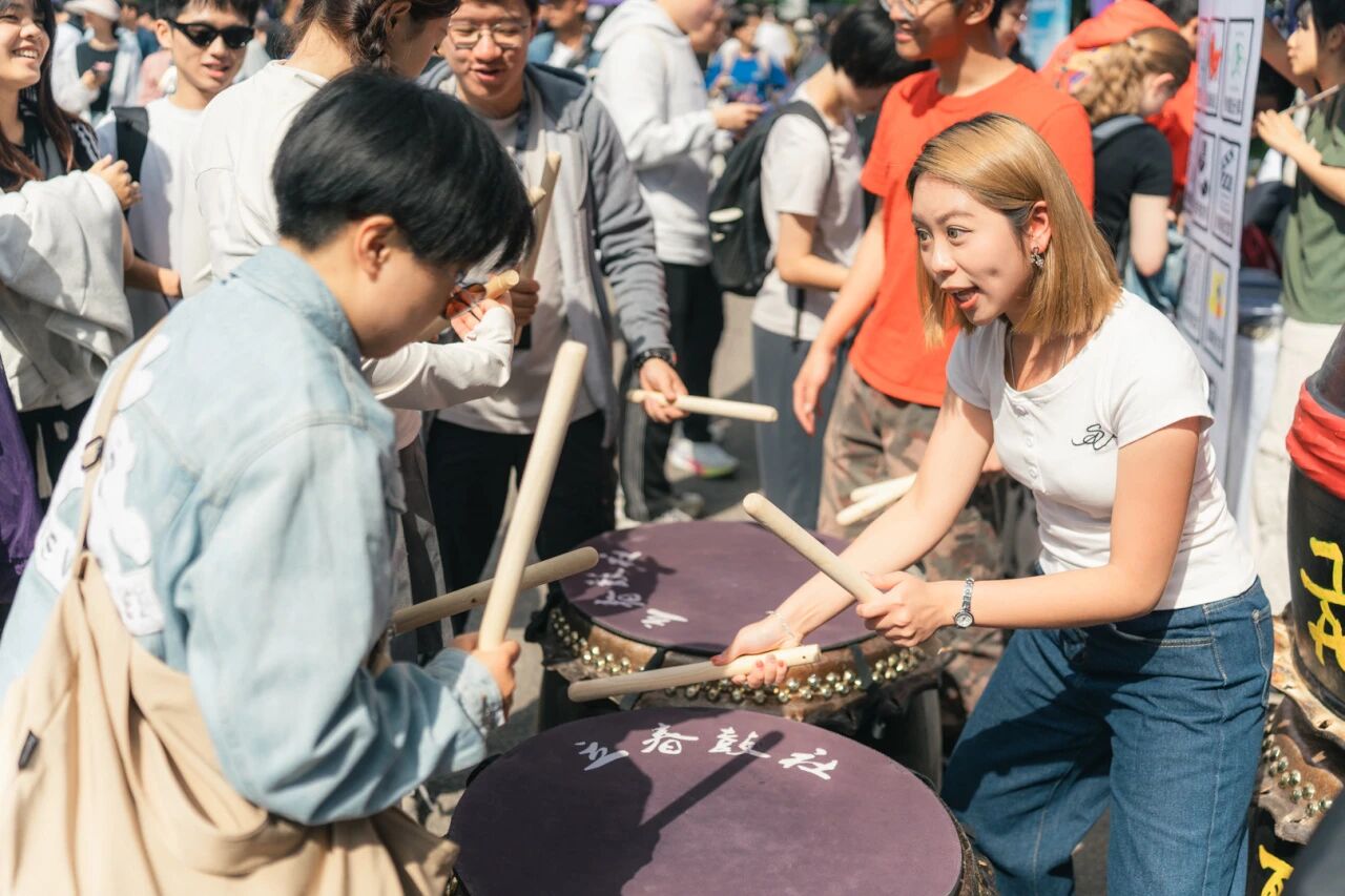 20250925-2025年秋季学期AG(中国)AG·官方网页版学生社团联合招新-校团委-艺术兴趣类学生社团在展位前教学.jpeg