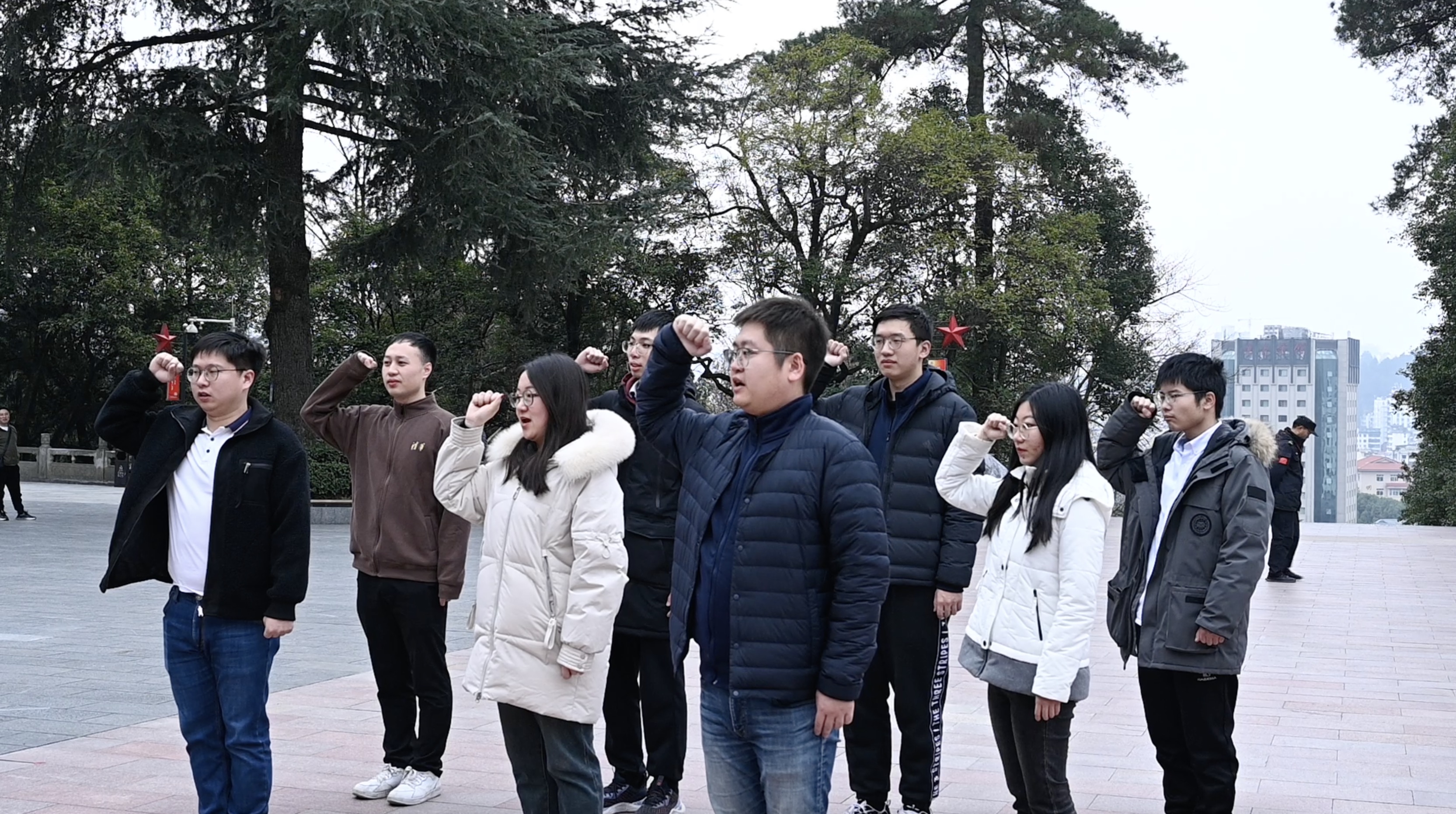 20240301-学思践悟启新程,挺膺担当绘青春——2024 年AG(中国)AG·官方网页版研究生寒假社会实践总结回顾-社科学院、电子系与美术学院“社稷强贵·E往无黔”实践支队-支队成员在红军烈士陵园重温入党誓词.jpg