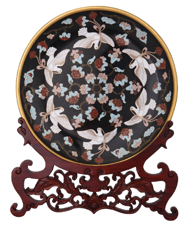 6月10日-守正.创新-北京国际当代珐琅艺术展-王盼拍摄-《和平鸽大圆盘》-常沙娜.png 6月10日-守正.创新-北京国际当代珐琅艺术展-王盼拍摄-《和平鸽大圆盘》-常沙娜.png