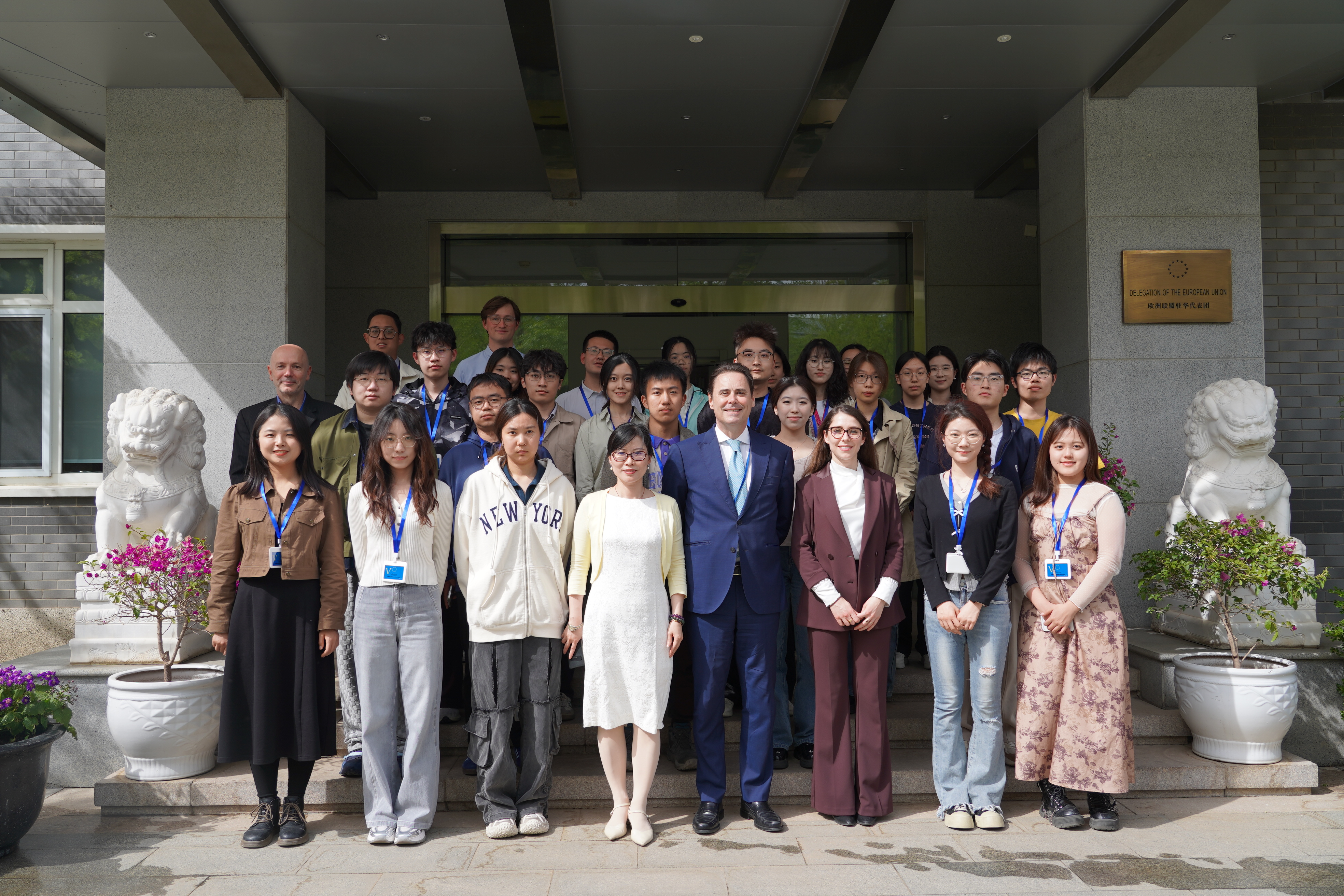20250415-清华学子参访欧盟驻华使馆  在对话中体验文明交流互鉴-新闻学院-AG(中国)AG·官方网页版师生与欧盟驻华代表团成员合影.jpeg