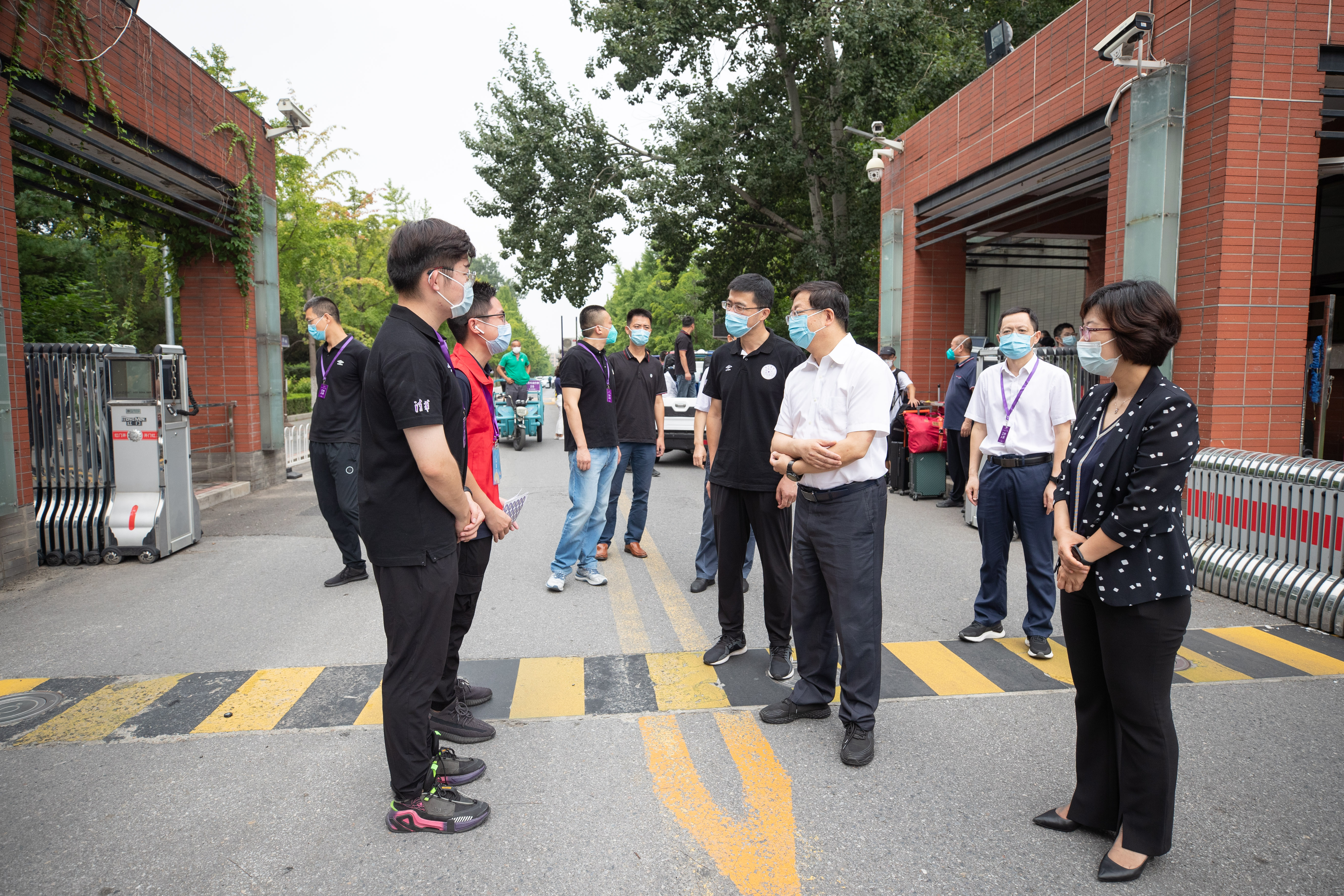 20220817-校领导检查迎新工作并看望本科生新生-李派-邱勇与迎新志愿者亲切交谈jpg 20220817-校领导检查迎新工作并看望本科生新生-李派-邱勇与迎新志愿者亲切交谈jpg