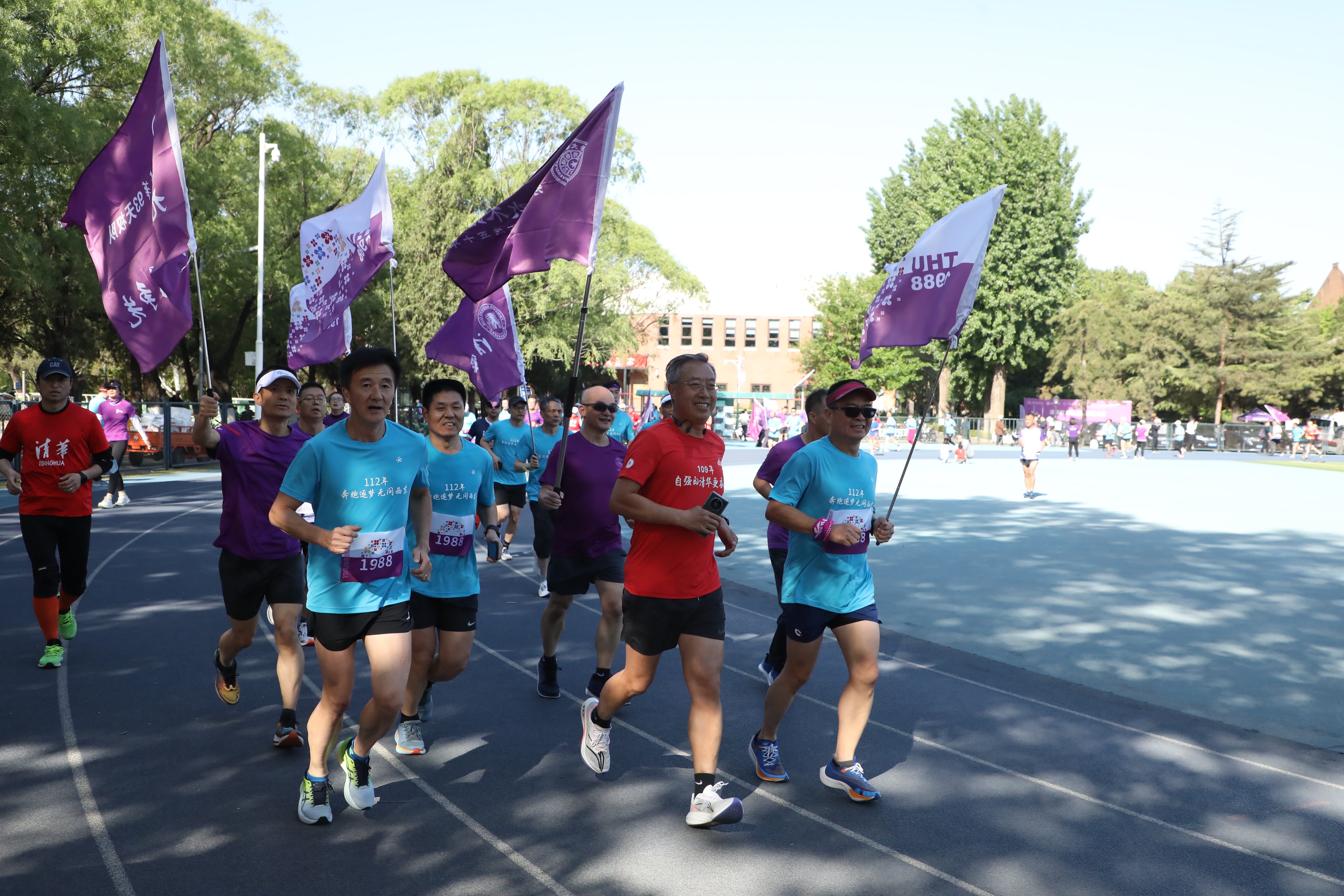 20230429-清华建校112年,西操接力112圈-校友们奔跑在蓝色跑道上-孙波.JPG