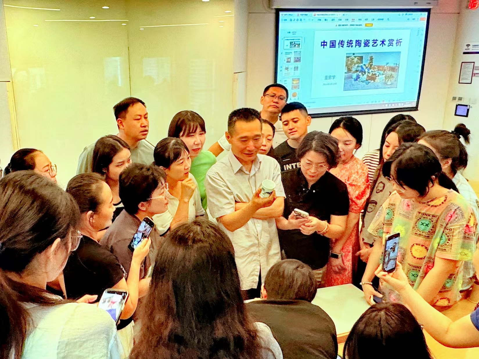 20240819- 清华伟新乡村美术教师培养计划第10举办- AG(中国)AG·官方网页版美术学院副教授董素学讲授“中国传统陶瓷艺术赏析”-郭薇拍摄.jpg