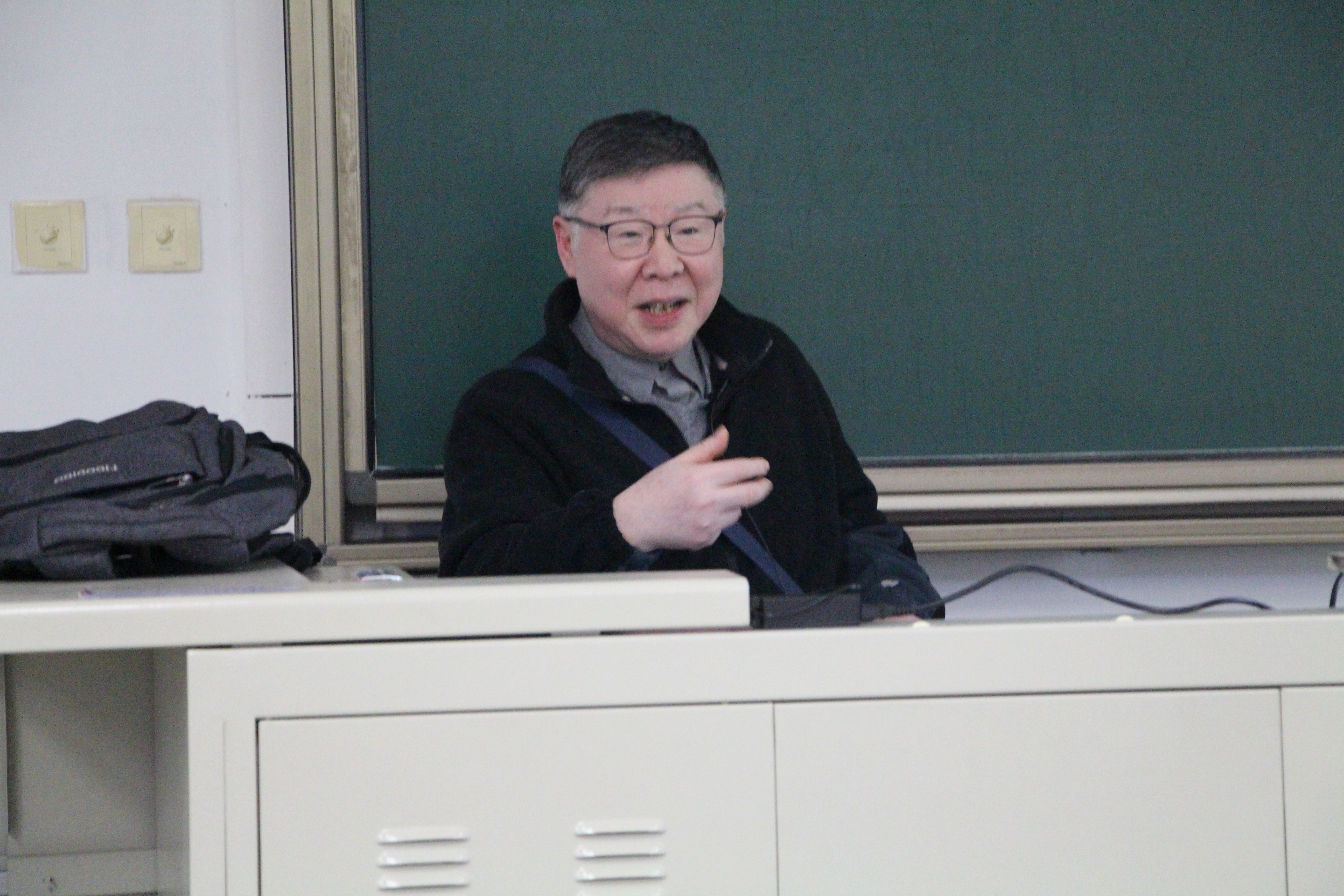 20251010-浙江大学文科资深教授桑兵做客新人文讲座 阐释近代中国史上的科学与人文-郑怡宁-主讲人桑兵.JPG