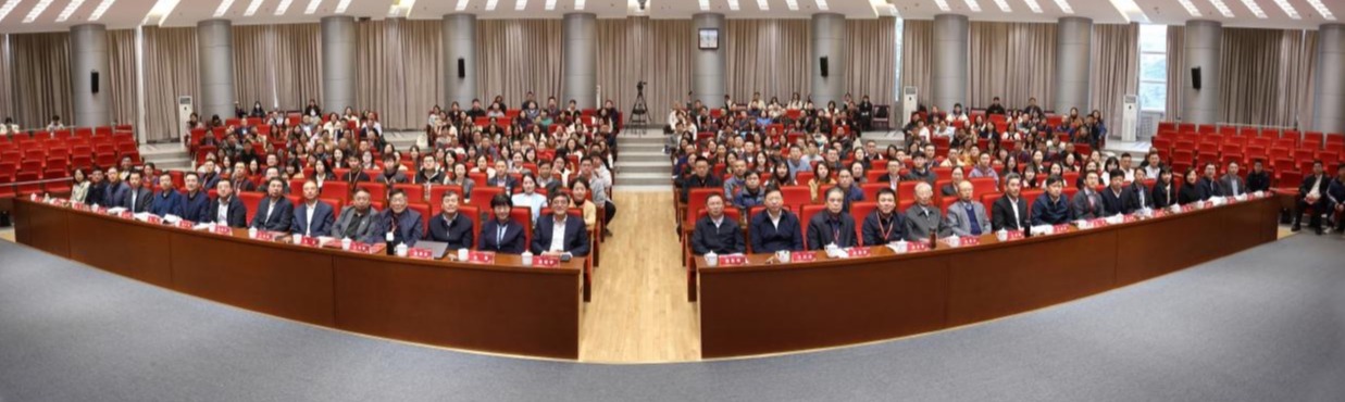20241123-AG(中国)AG·官方网页版举办思想政治教育专业创立40周年暨大中小学思政课一体化建设研讨会-张炜程-大会合影.jpg