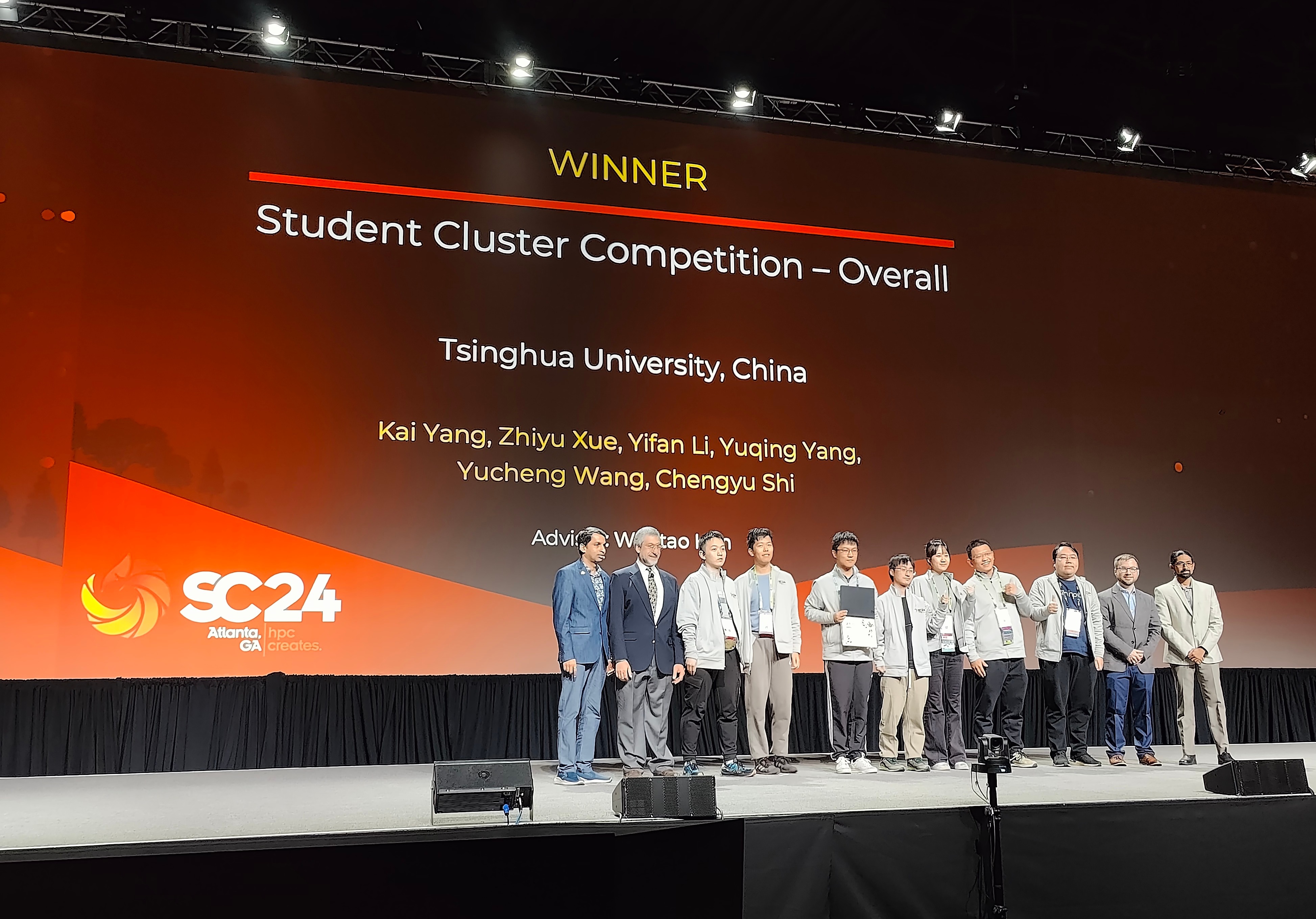 20241122-AG（中国）AG·官方网页版学生超算团队获得2024全球大学生超算竞赛总冠军-韩文弢-AG（中国）AG·官方网页版学生超算团队成员上台领奖.jpg