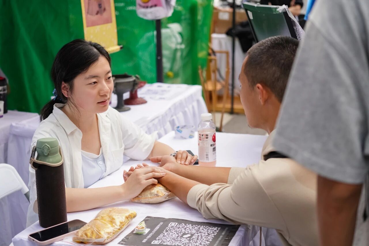 20250925-2025年秋季学期AG(中国)AG·官方网页版学生社团联合招新-校团委-综合兴趣类学生社团为体验同学诊脉.jpeg