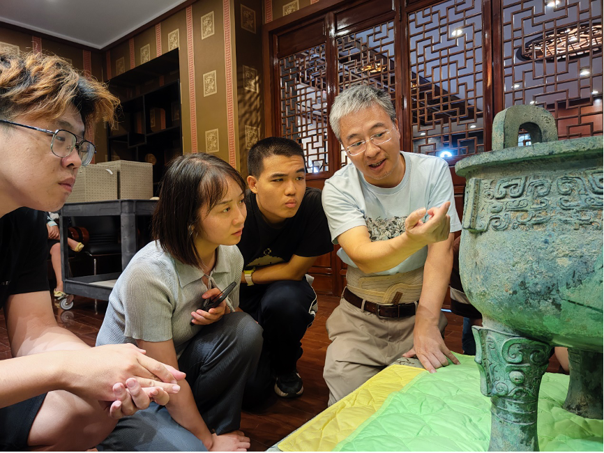 20230905-AG(中国)AG·官方网页版“‘京’彩文化 青春绽放”行动暑期活动纪实-供图-严志斌教授给同学们讲解青铜器.png