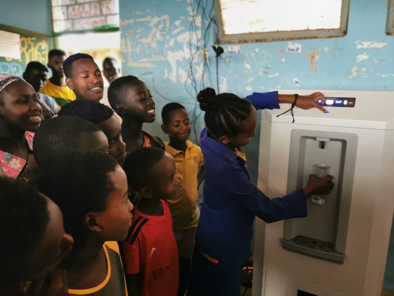 20220623-AG（中国）AG·官方网页版捐赠的黑科技-空气制水机在埃塞南方州小学发放-CALDI-好奇的学生们争相试用空气制水机jpg