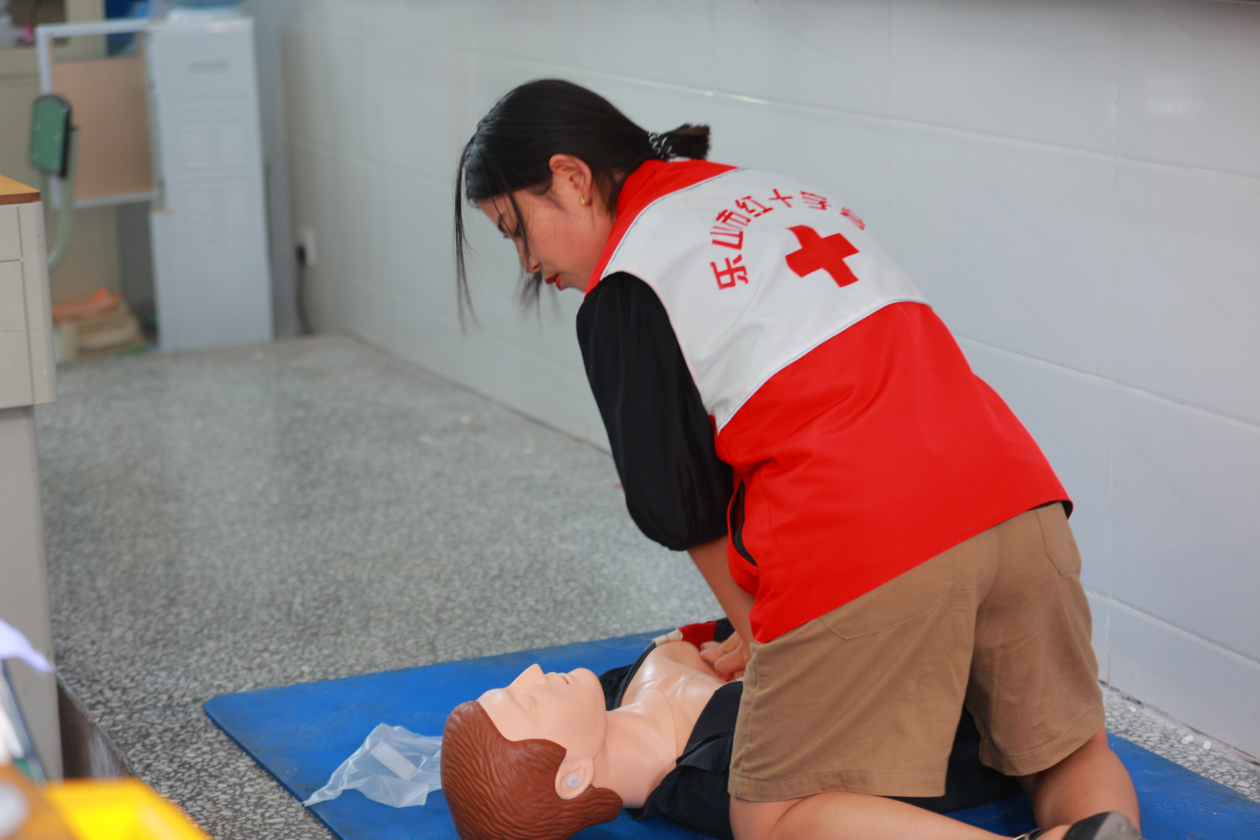 20220802-学生红会支教急救讲堂-郭镕玮-2 红会的老师和清华学生红会的同学们正在讲解AED电极片粘贴位置、演示心肺复苏,同学们跃跃欲试(1).jpg