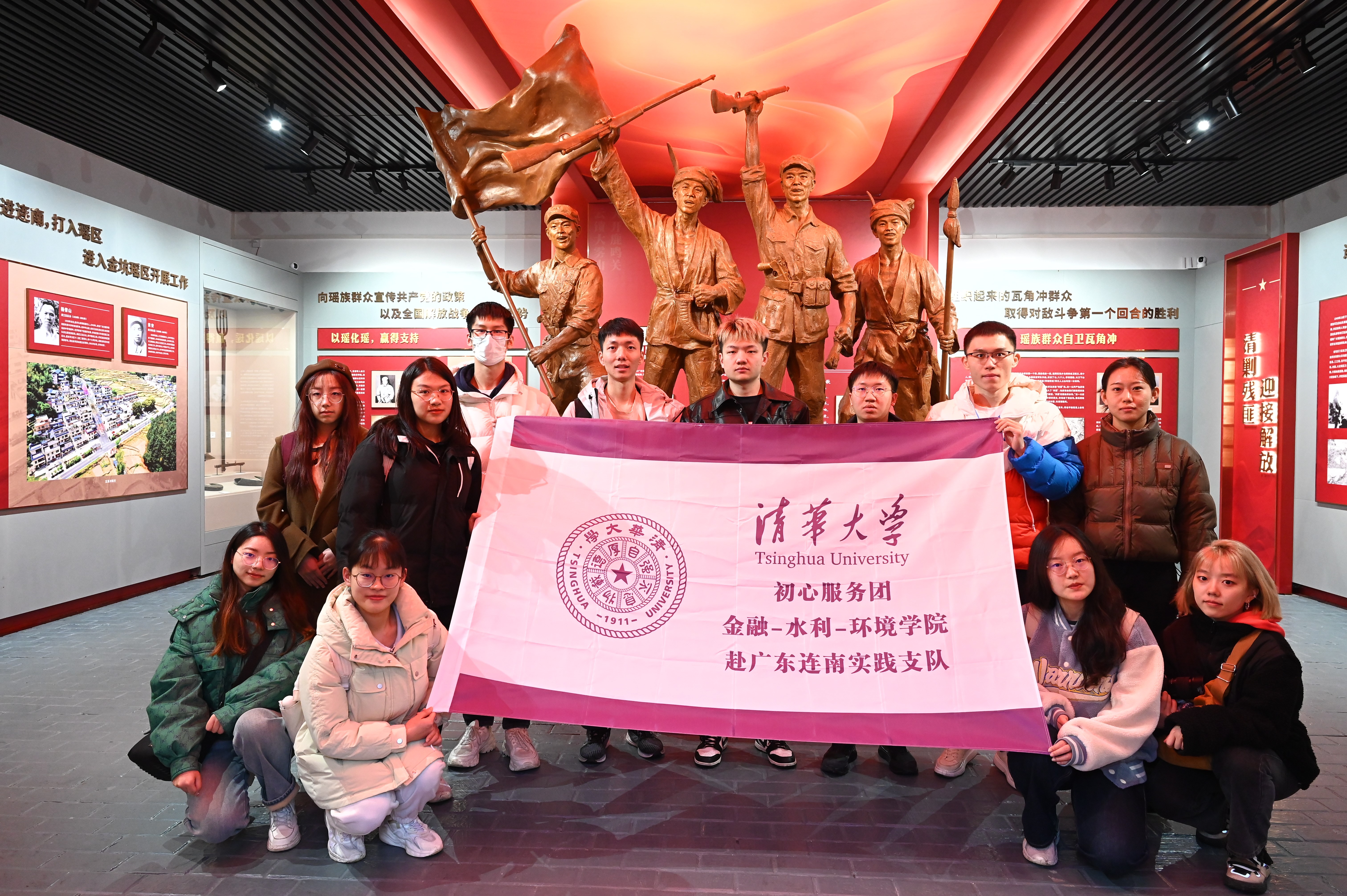 20240301-学思践悟启新程,挺膺担当绘青春——2024 年AG(中国)AG·官方网页版研究生寒假社会实践总结回顾-“初心服务团”联合金融学院-水利系-环境学院赴广东连南实践支队-支队成员在红军烈士陵园重温入党誓词.jpg