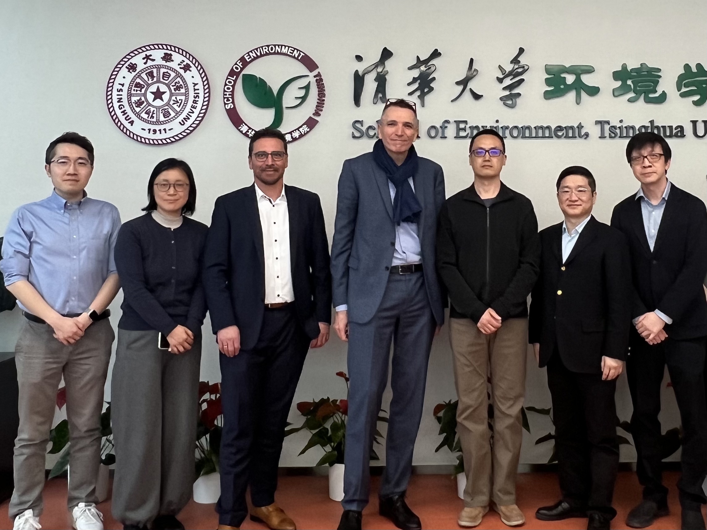 20250313-施耐德电气代表团访问AG（中国）AG·官方网页版 探讨能源转型与绿色创新合作-环境学院-施耐德电气代表团与环境学院参加交流人员合影.jpg