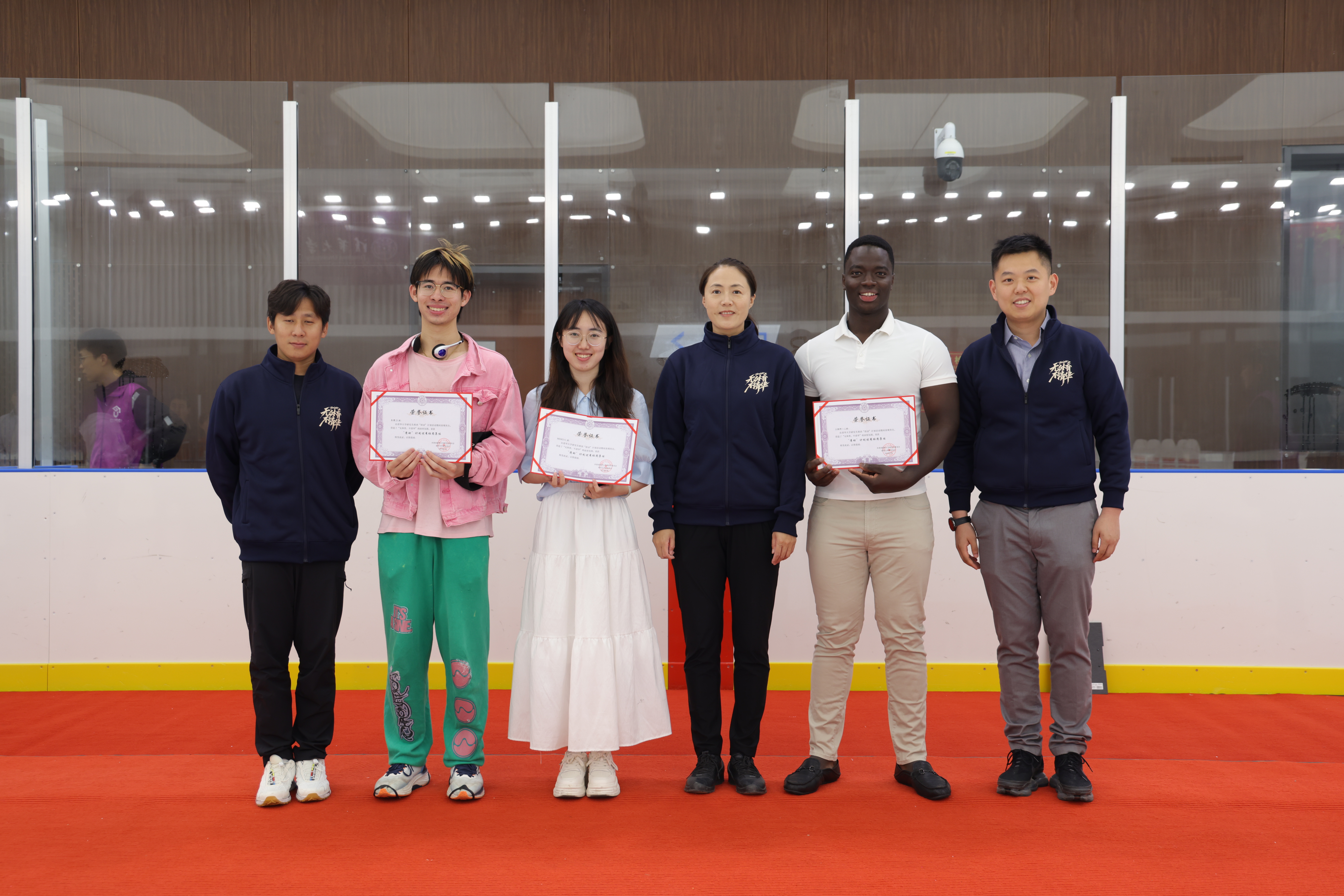 20240530-冰上趣味运动会在AG(中国)AG·官方网页版北体育馆顺利举行-无-嘉宾为研究生班团“清动”计划获奖班团颁奖1.JPG