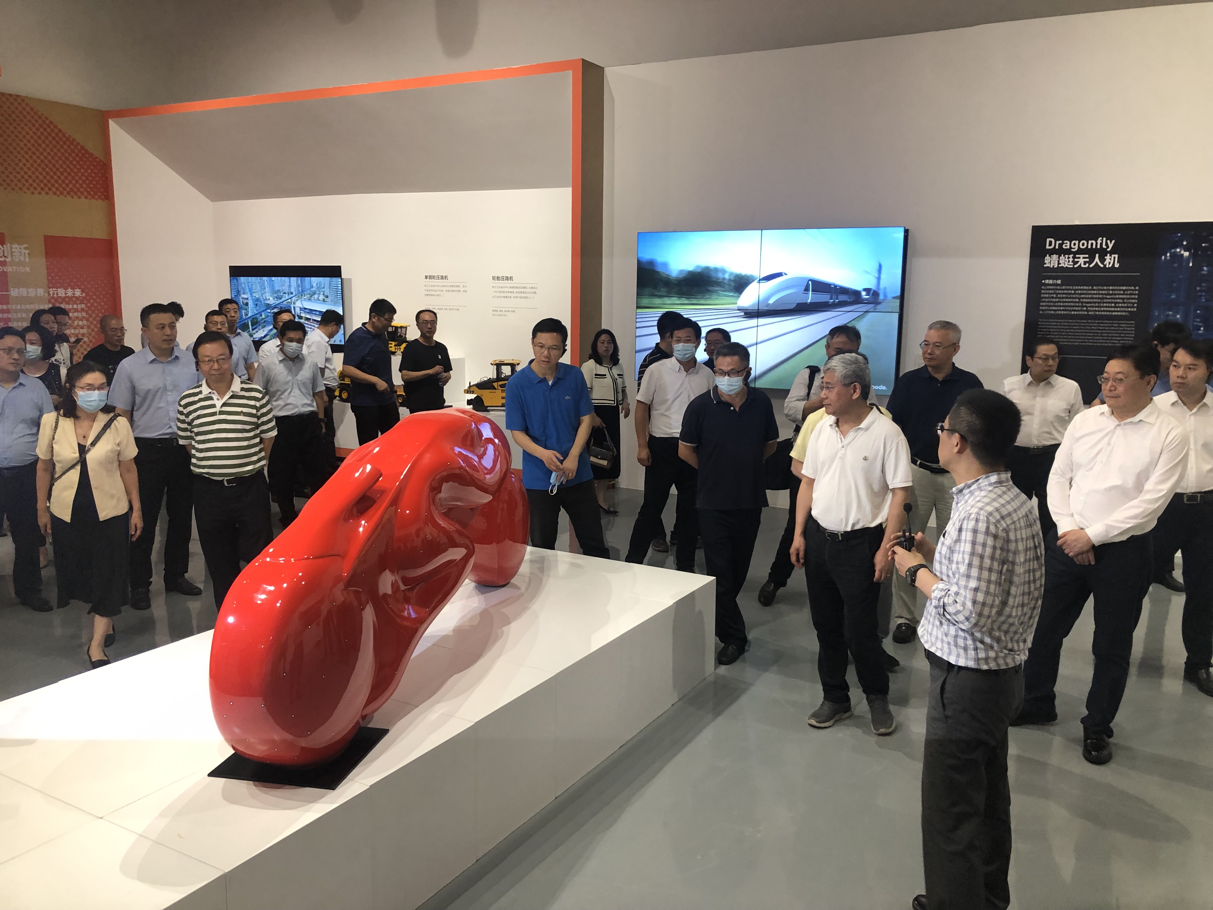 20220731-党外代表人士青岛调研-赵志刚-在青岛院参观了“艺科融合·质创未来”国际作品展.JPG 20220731-党外代表人士青岛调研-赵志刚-在青岛院参观了“艺科融合·质创未来”国际作品展.JPG