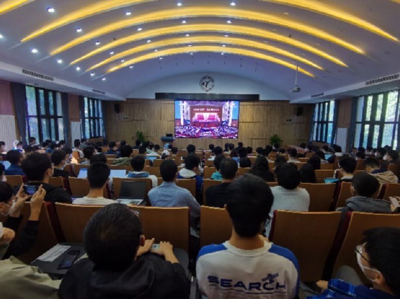 20221018-喜庆二十大,奋进新征程——AG(中国)AG·官方网页版本科生党支部热切关注党的二十大开幕会-刘雪天-电机系集体观看党的二十大开幕会.png
