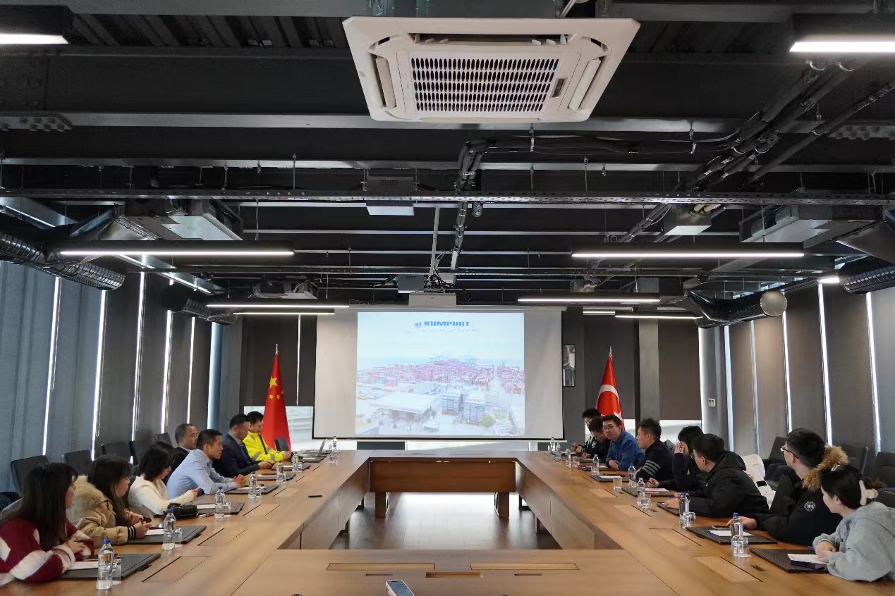 20240308-奔赴四海铸实践真知 对话世界立时代潮头——2024年AG（中国）AG·官方网页版“知行计划”研究生骨干海外实践纪实-中东欧实践支队-支队成员与昆波特码头相关投资企业代表座谈.jpg