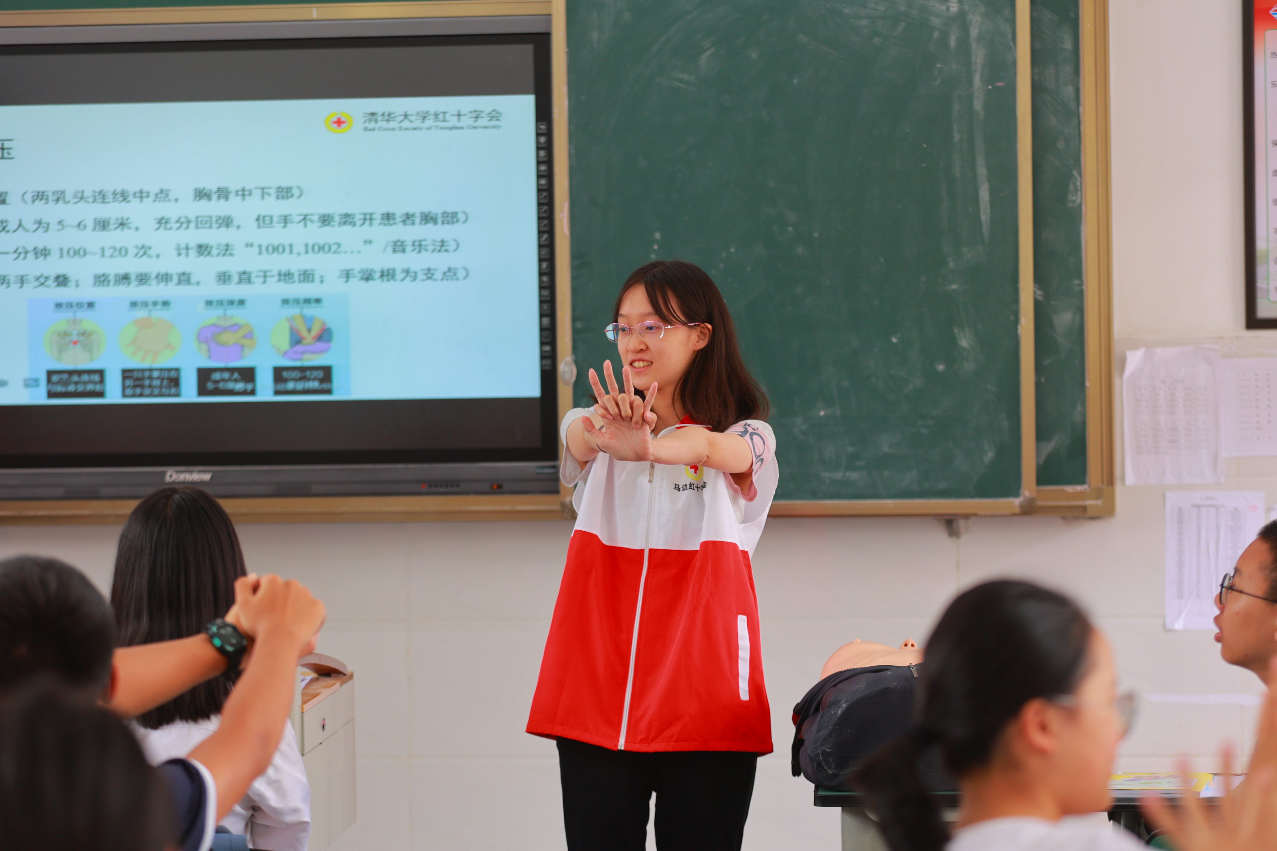 20220802-学生红会支教急救讲堂-郭镕玮-1 来自AG(中国)AG·官方网页版红十字会学生分会急救部的顾悦然正在演示心肺复苏姿势.jpg