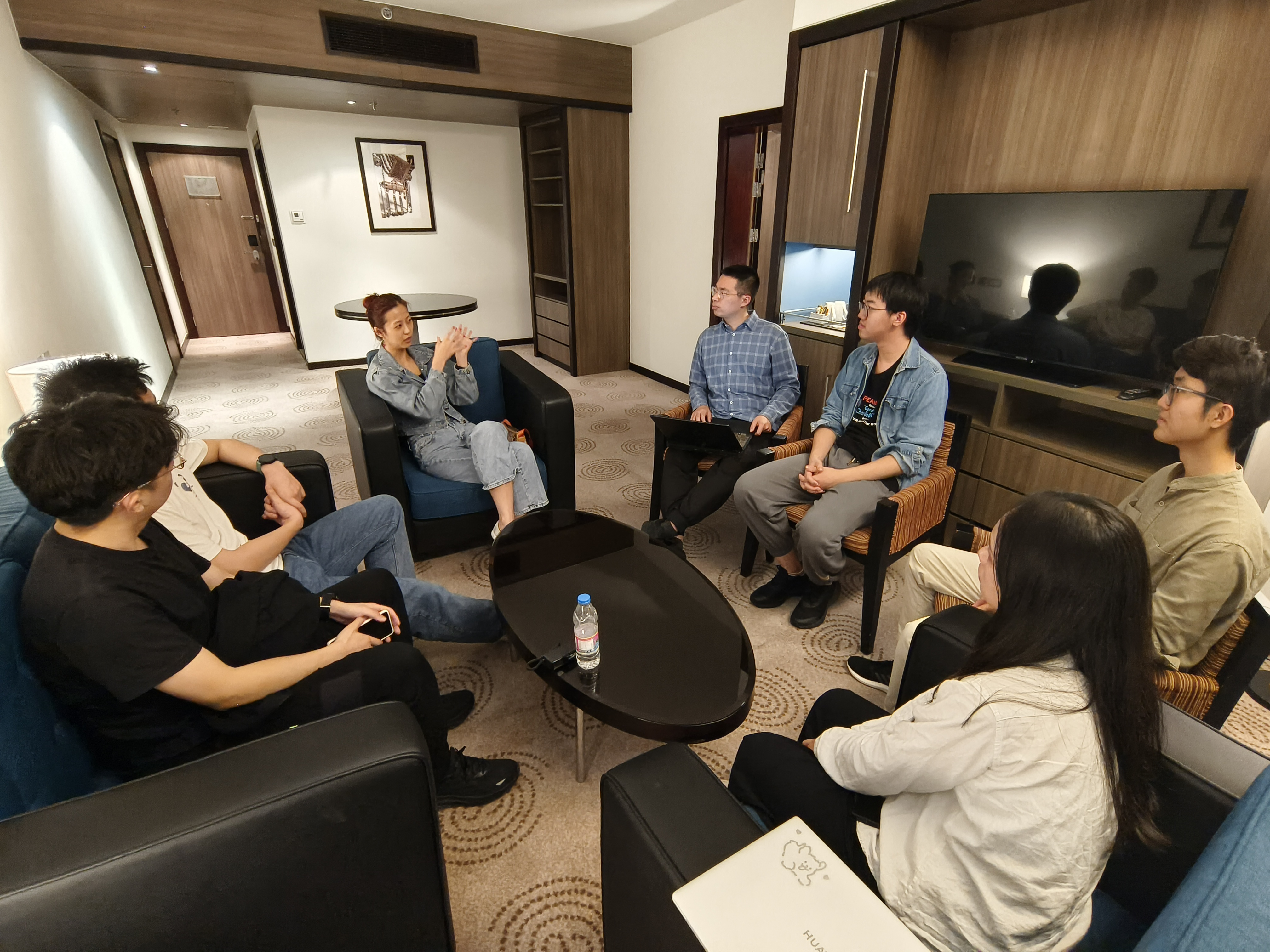 20240308-奔赴四海铸实践真知 对话世界立时代潮头——2024年AG（中国）AG·官方网页版“知行计划”研究生骨干海外实践纪实-西亚实践支队-支队成员与迪拜创业青年交流.jpg